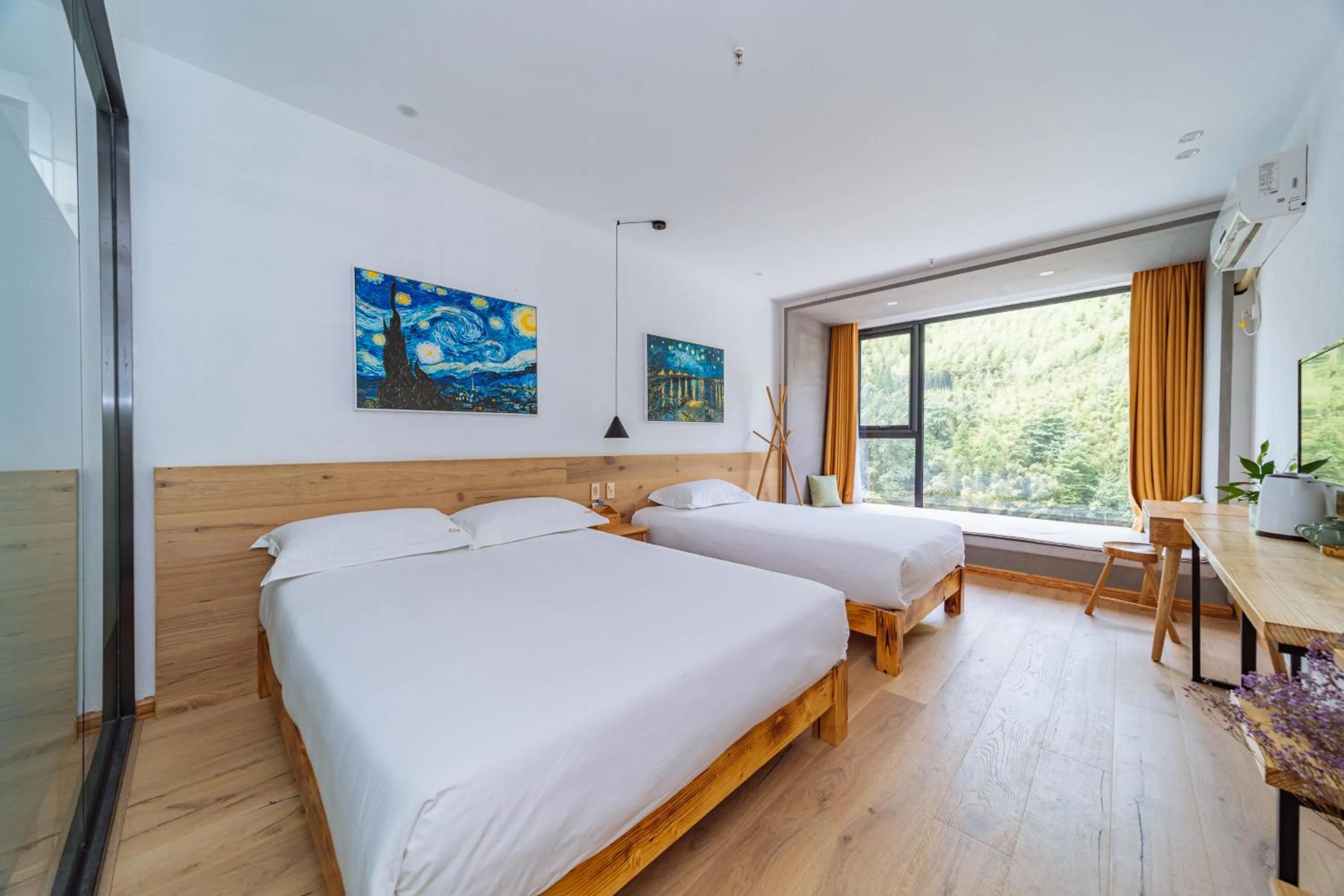 Photo of the whole room, Bed in Moganshan Pinhouwu Hotel