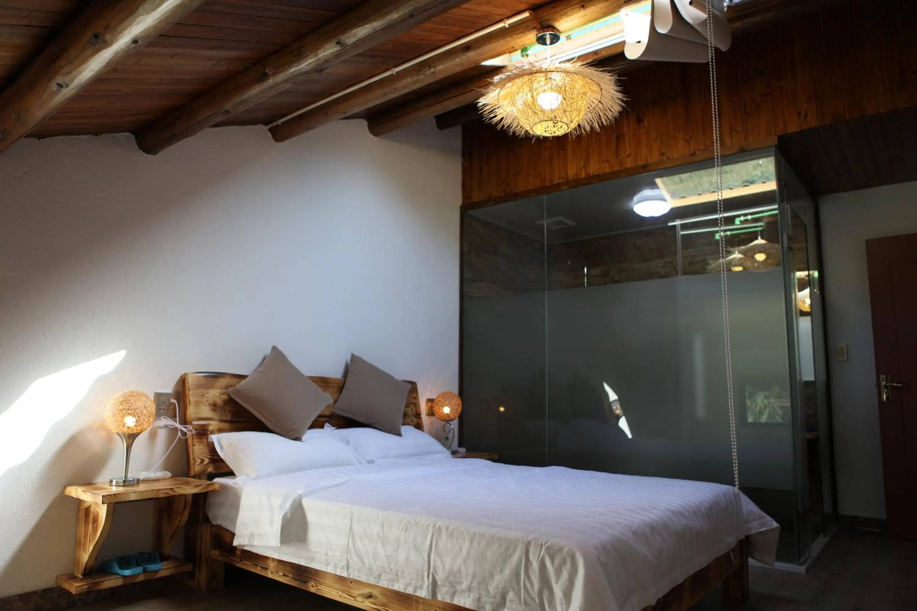 Photo of the whole room, Bed in Moganshan Pinhouwu Hotel