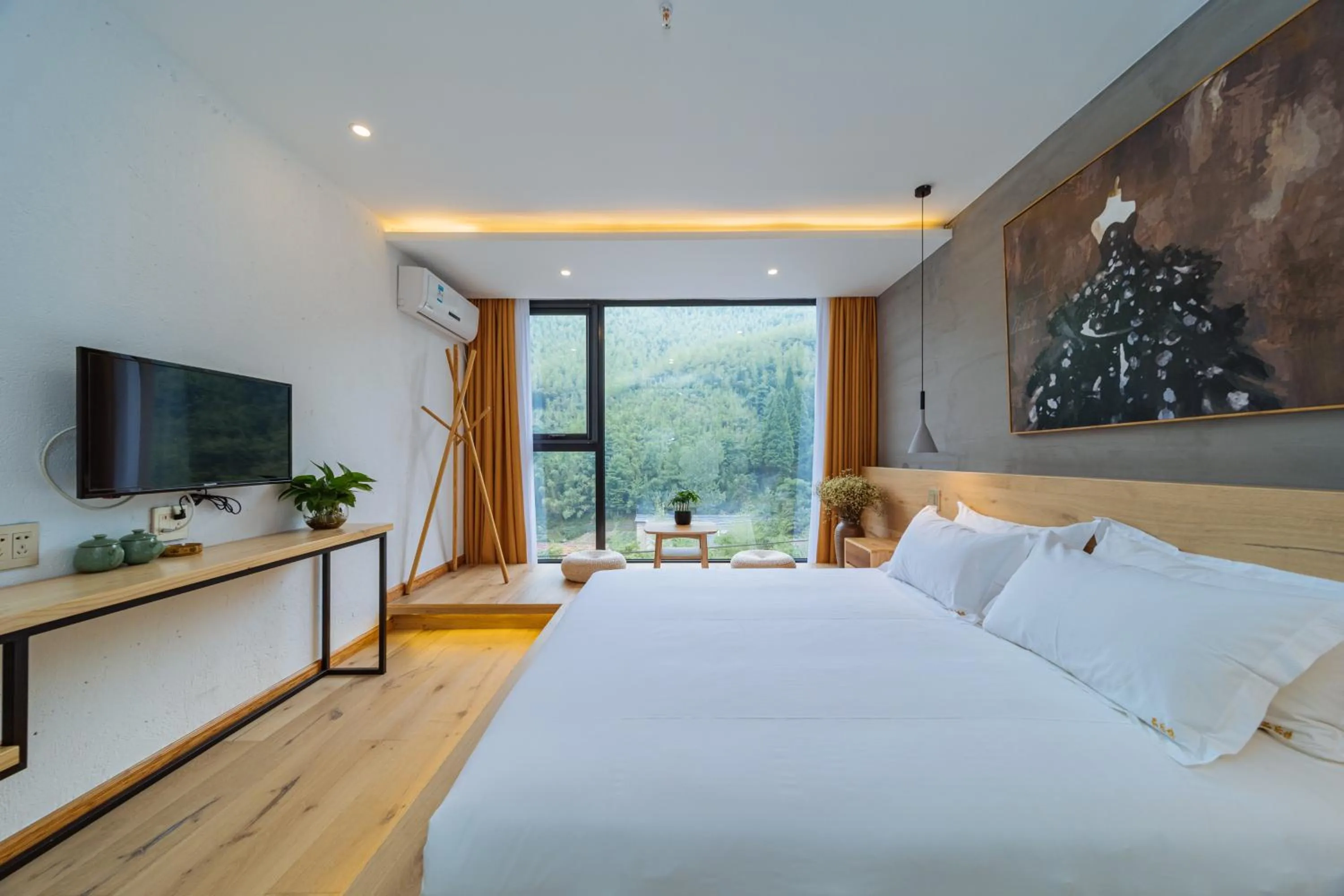 Photo of the whole room, Bed in Moganshan Pinhouwu Hotel