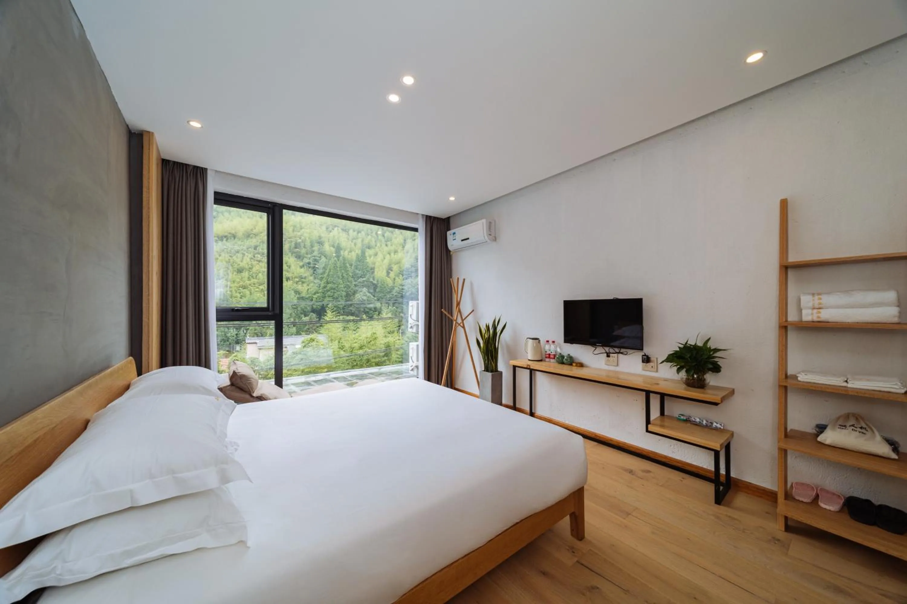 Photo of the whole room, Bed in Moganshan Pinhouwu Hotel