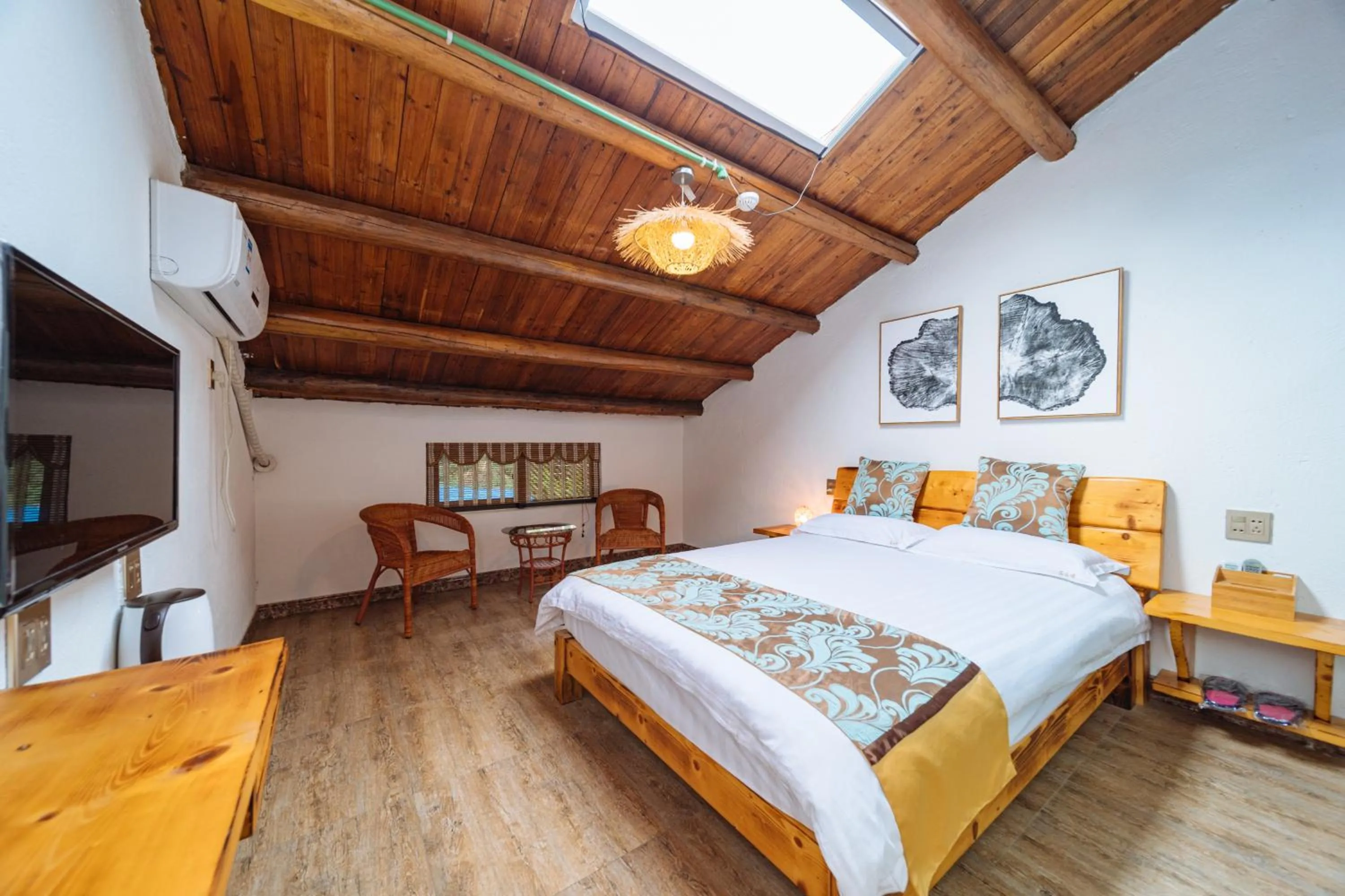 Photo of the whole room, Bed in Moganshan Pinhouwu Hotel