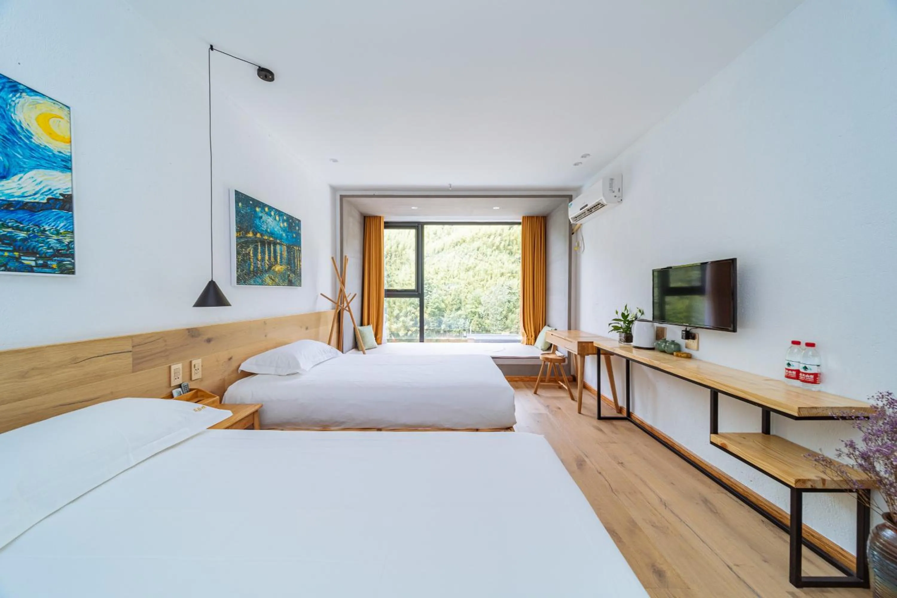 Photo of the whole room, Bed in Moganshan Pinhouwu Hotel