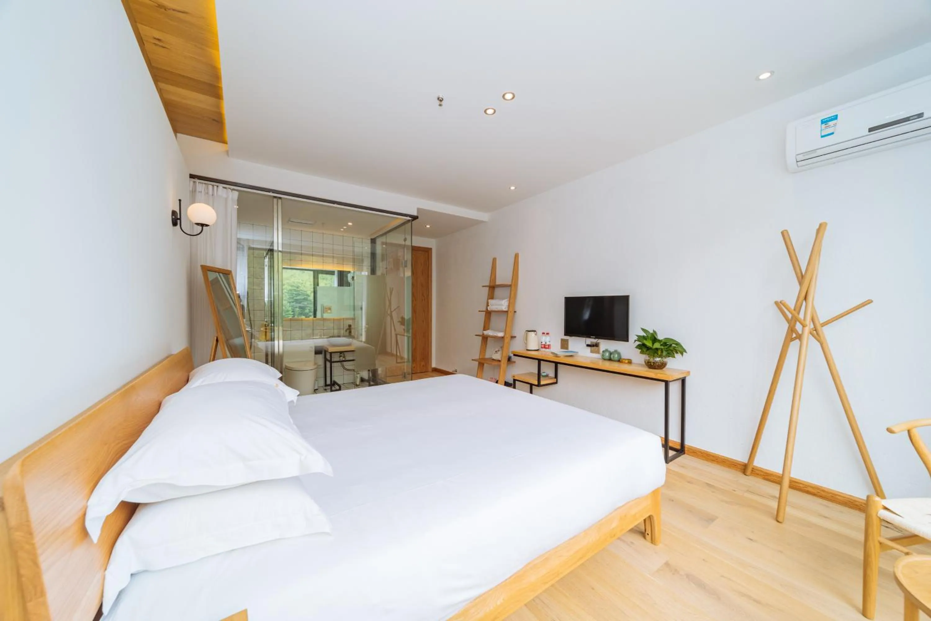 Photo of the whole room, Bed in Moganshan Pinhouwu Hotel