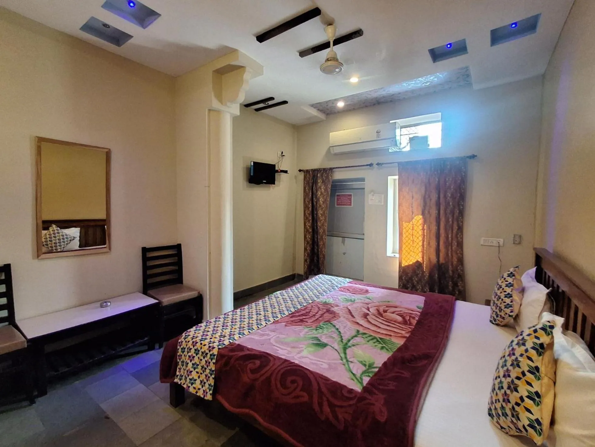 Bed in Hotel Om Pushkar