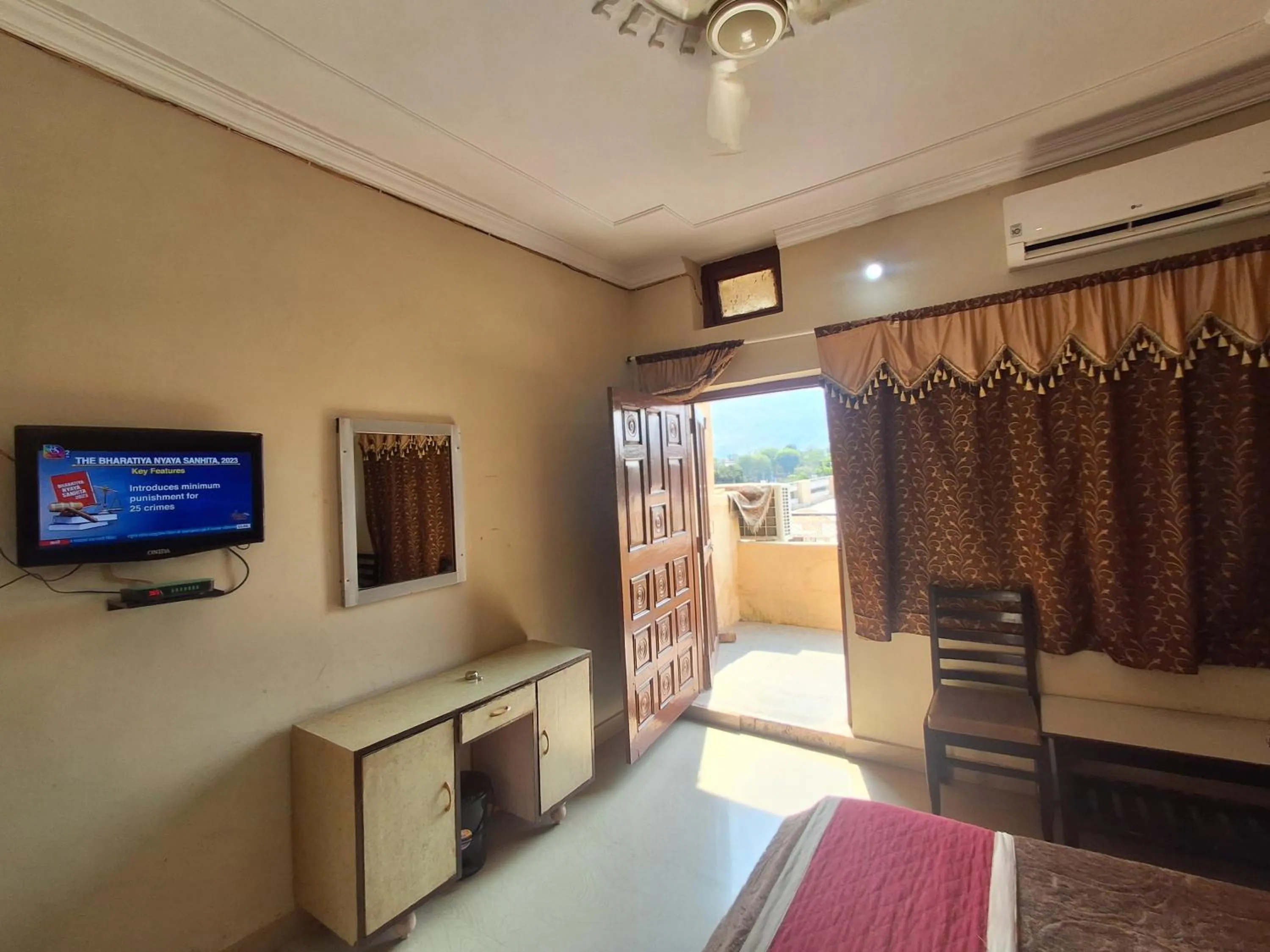TV and multimedia, Bed in Hotel Om Pushkar
