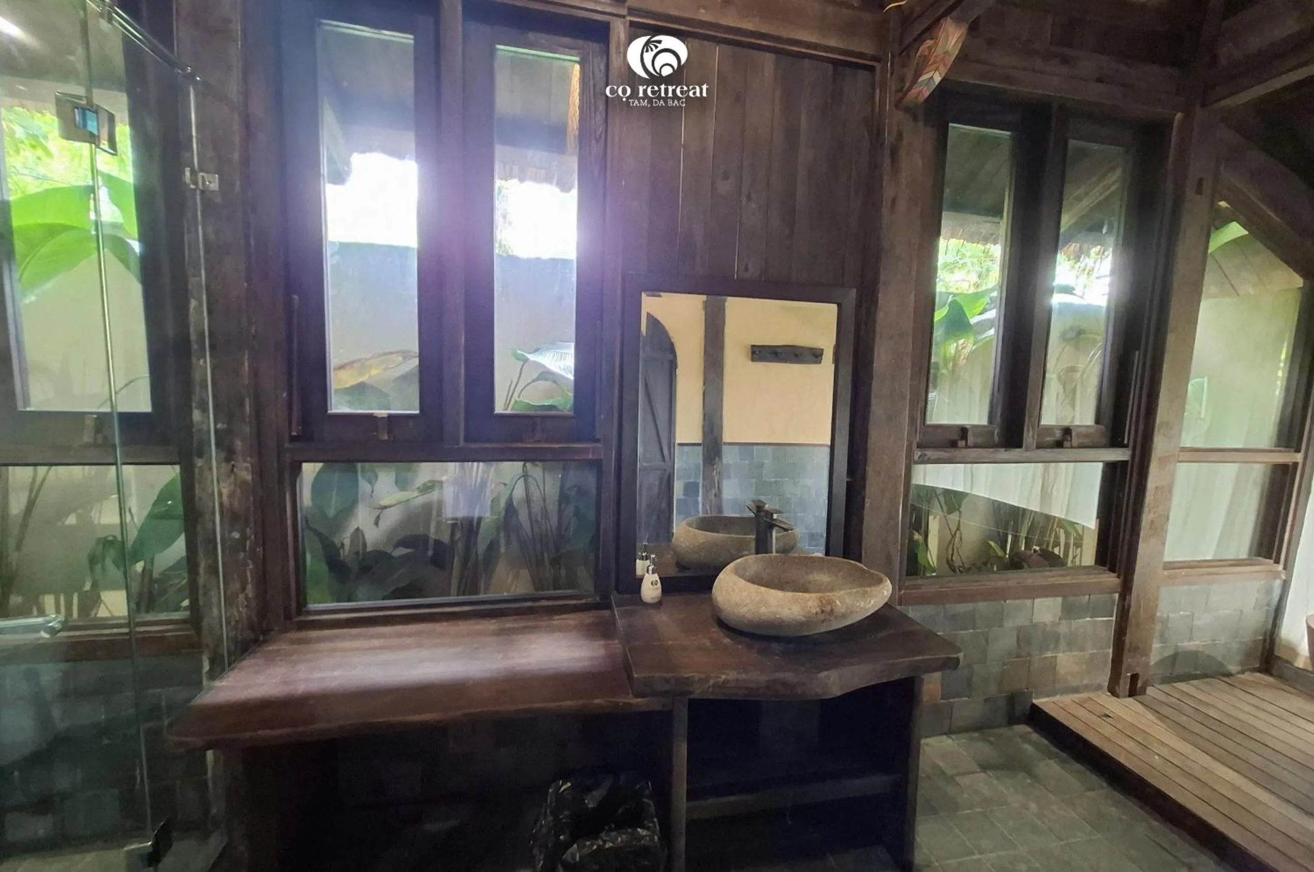 Shower in Cọ Retreat Da Bac