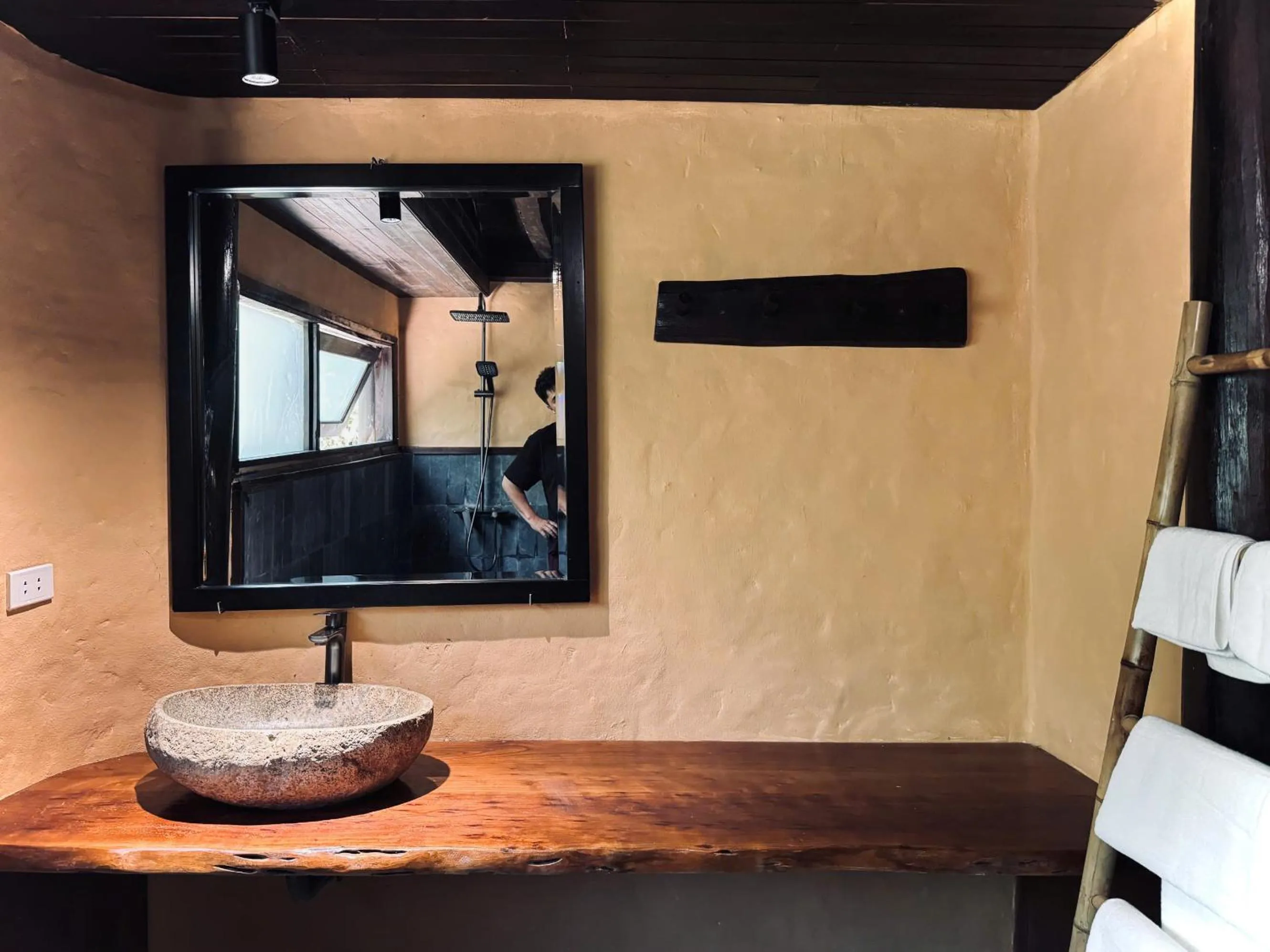 Shower in Cọ Retreat Da Bac