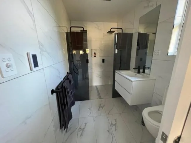 Bathroom in Glenaire Apartments at Frazer St