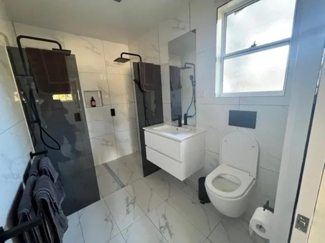 Bathroom in Glenaire Apartments at Frazer St