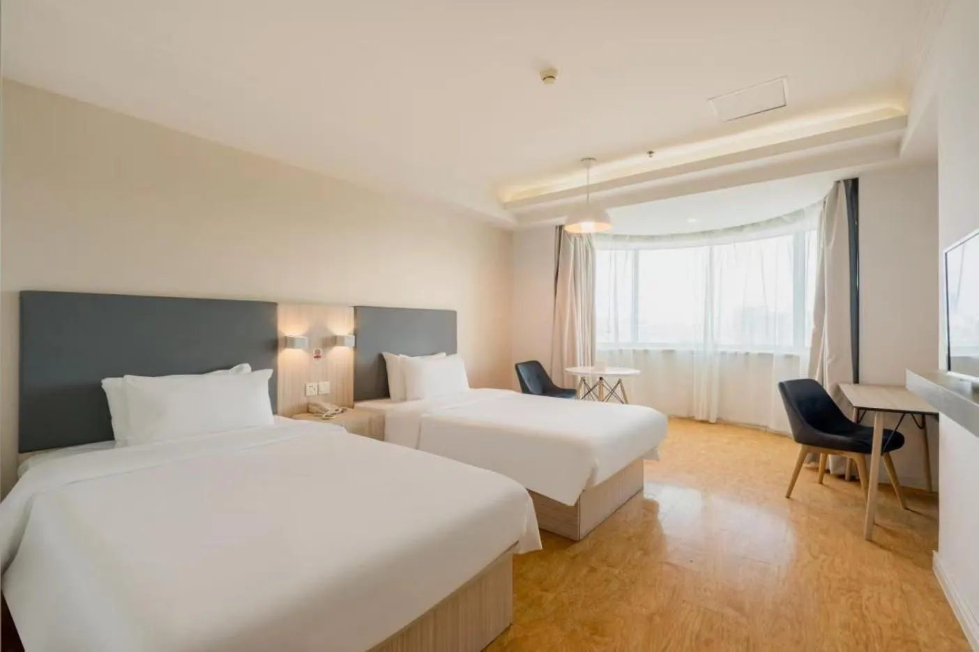 Bed in Hanting Hotel Beijing Railway Station Subway Station