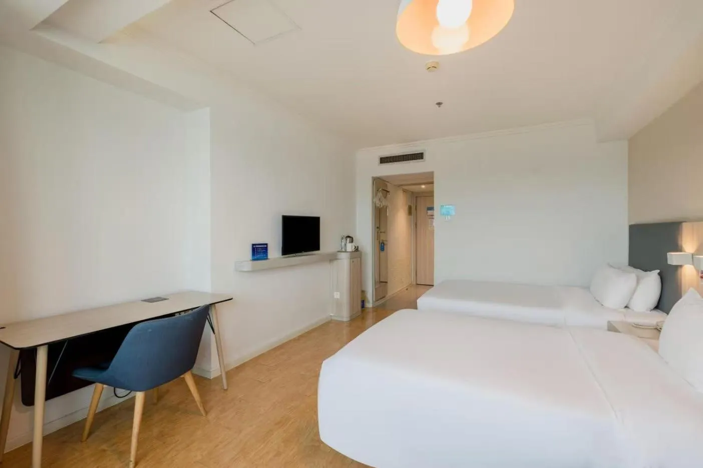 Bed in Hanting Hotel Beijing Railway Station Subway Station