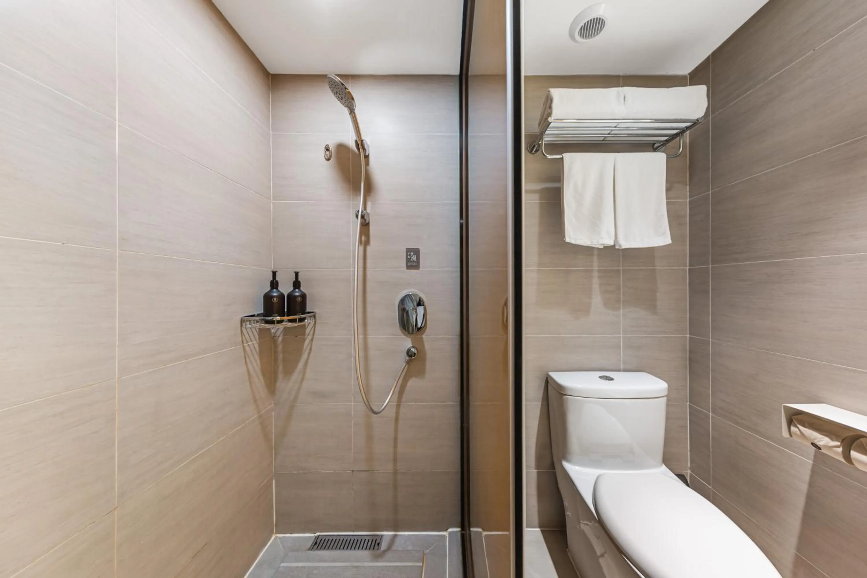 Toilet in JI Hotel Beijing Nanluoguxiang Andingmen Subway Station