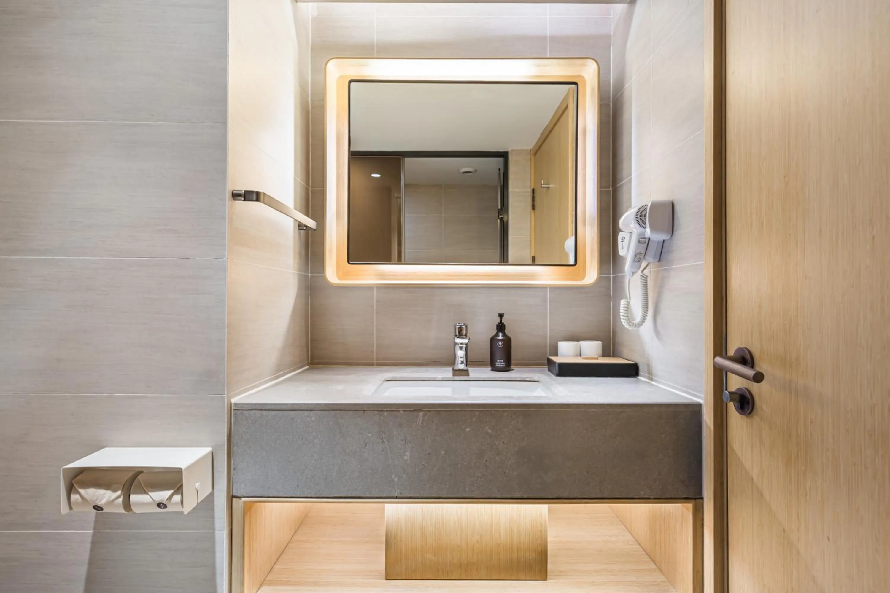 Bathroom in JI Hotel Beijing Nanluoguxiang Andingmen Subway Station