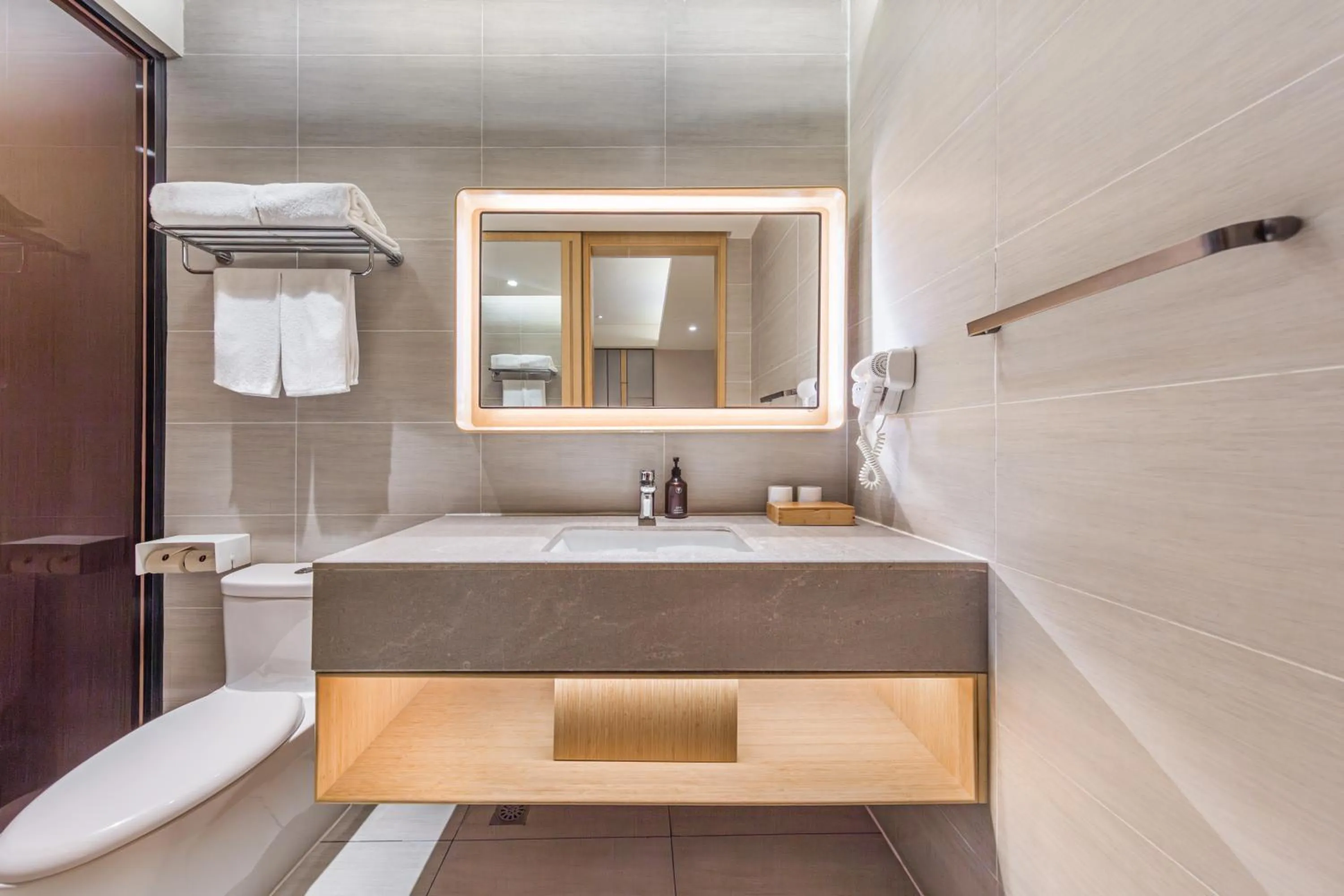 Toilet in JI Hotel Beijing Nanluoguxiang Andingmen Subway Station