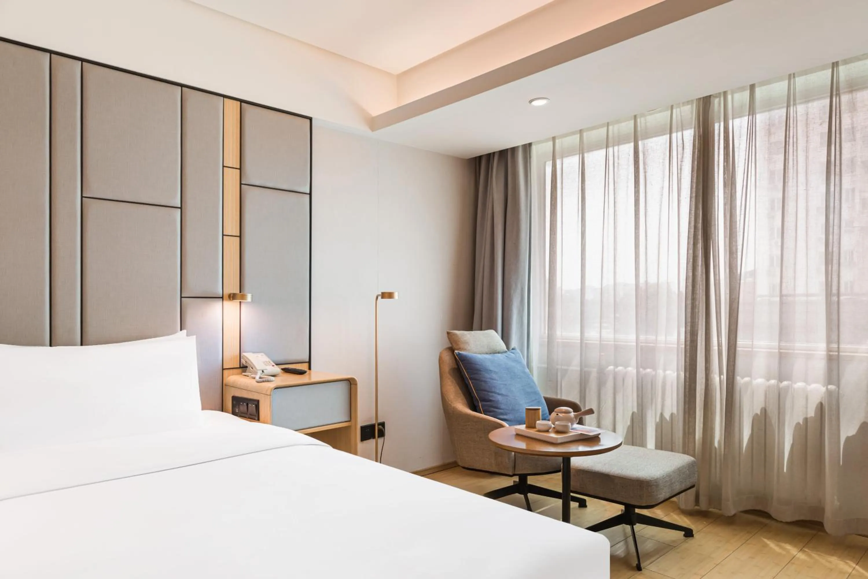 Living room, Bed in JI Hotel Beijing Nanluoguxiang Andingmen Subway Station