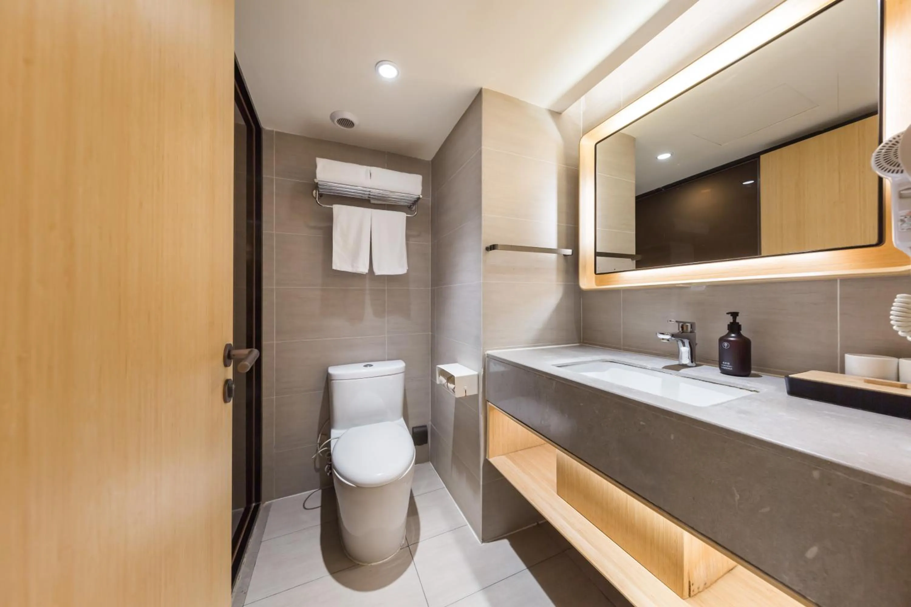 Toilet in JI Hotel Beijing Nanluoguxiang Andingmen Subway Station