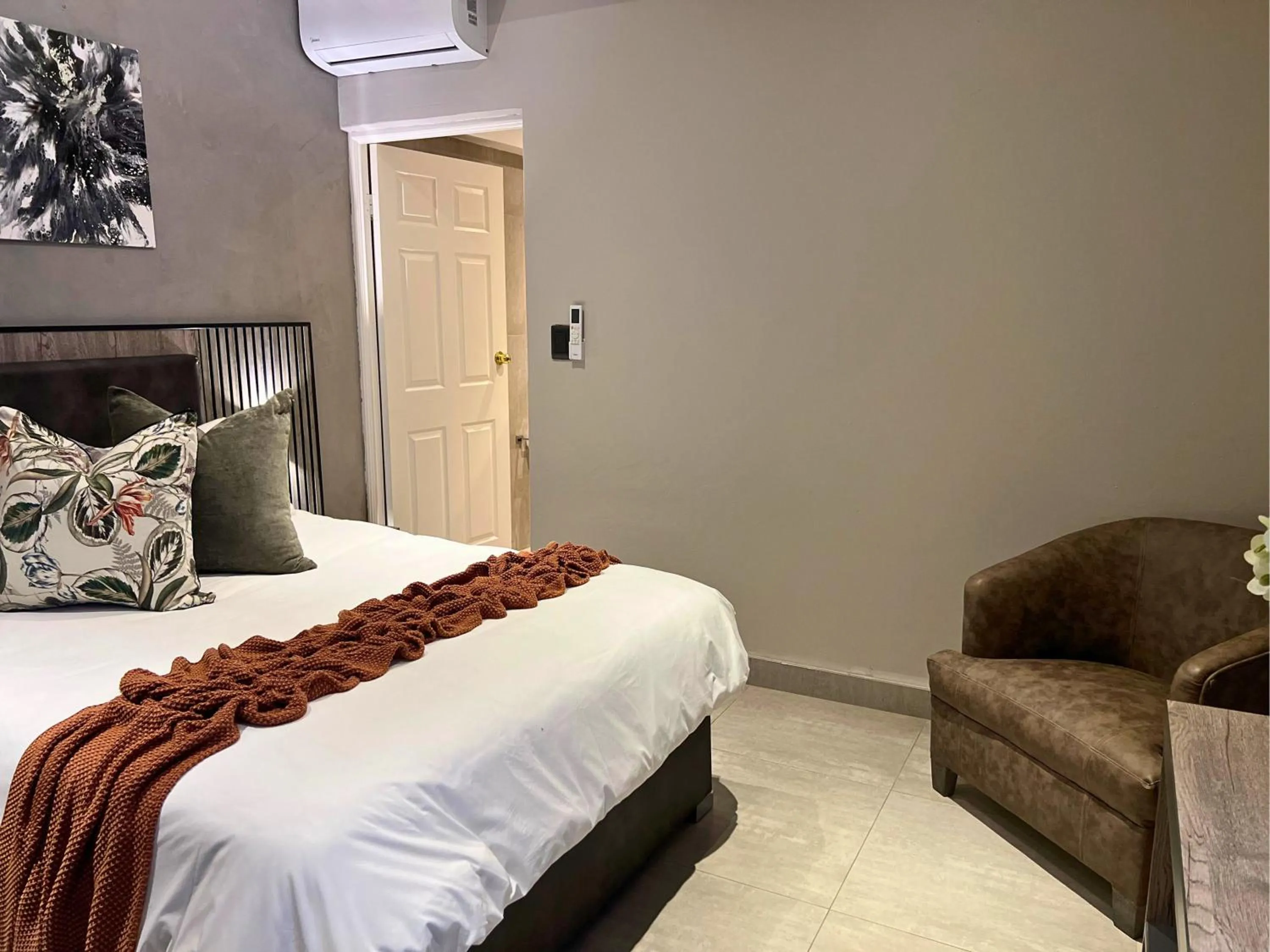 Bedroom, Bed in The Cycad Lodge & Chalets