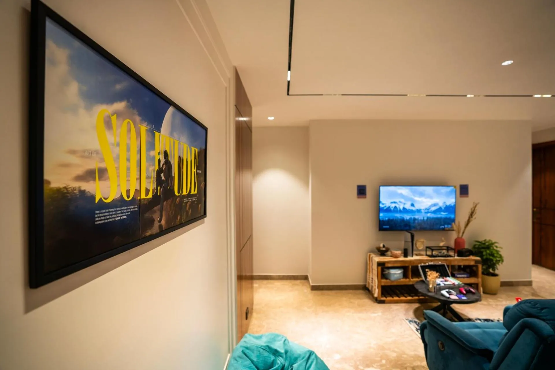 Communal lounge/ TV room in LiveAway Gurugram, Golf Course Road by PACK