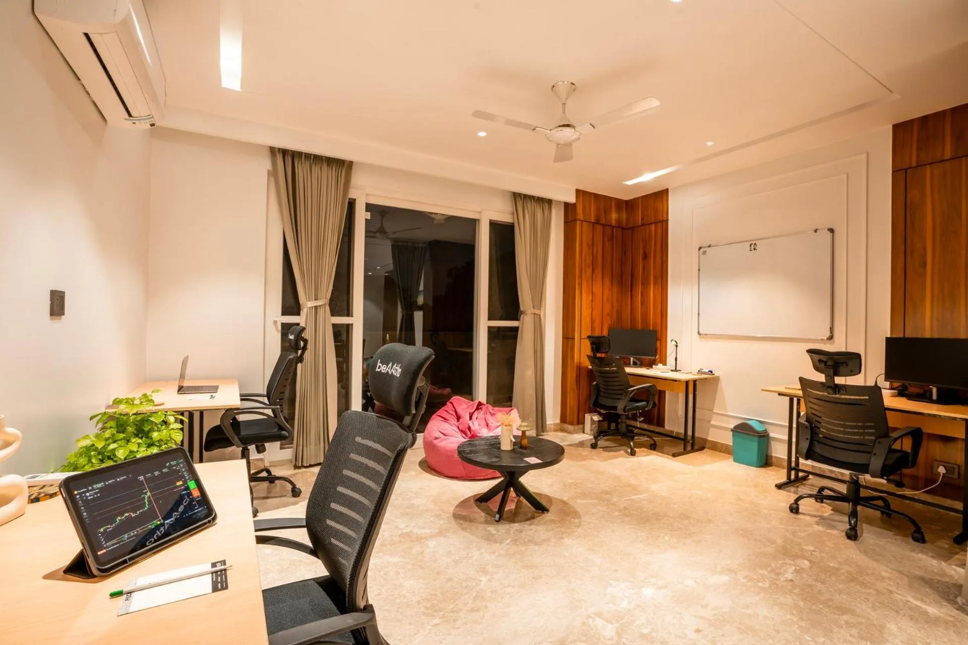 Communal lounge/ TV room in LiveAway Gurugram, Golf Course Road by PACK