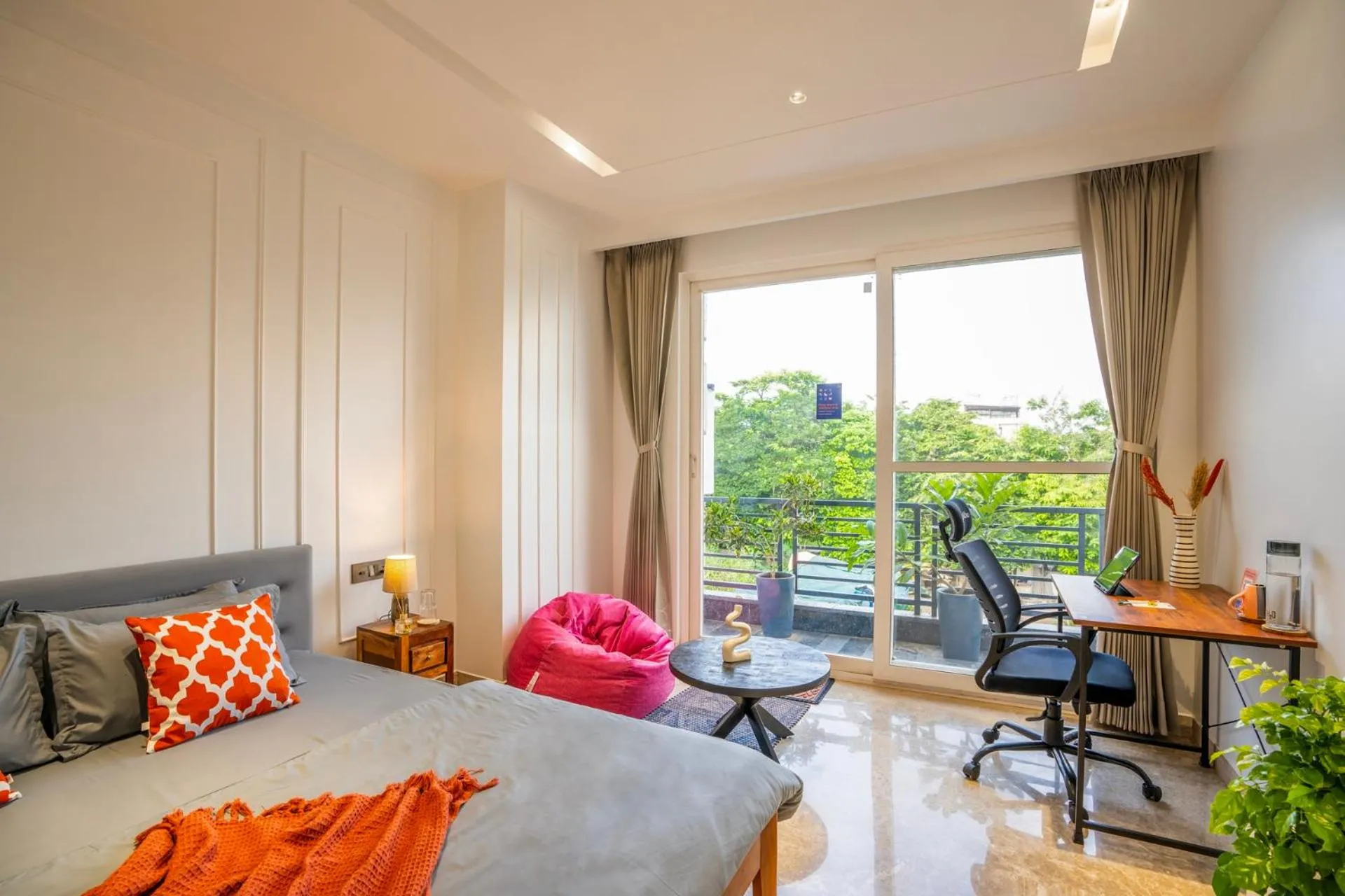 Photo of the whole room in LiveAway Gurugram, Golf Course Road by PACK