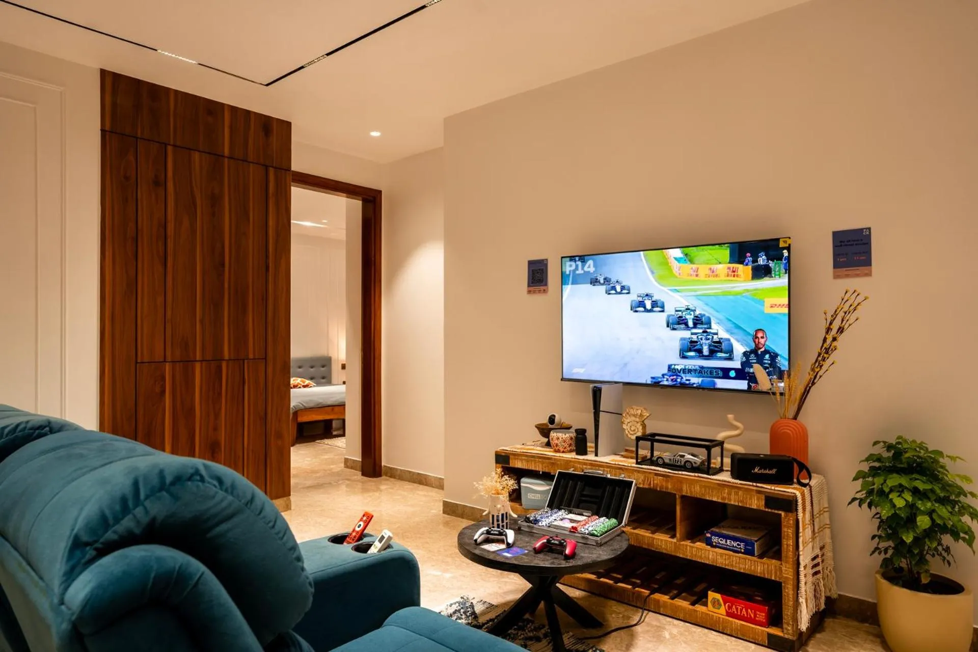 Communal lounge/ TV room in LiveAway Gurugram, Golf Course Road by PACK