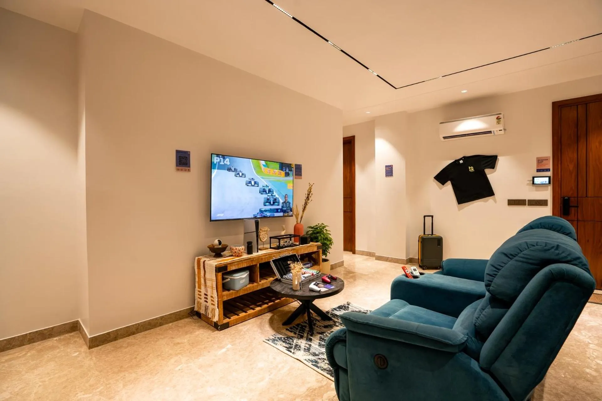 Communal lounge/ TV room in LiveAway Gurugram, Golf Course Road by PACK