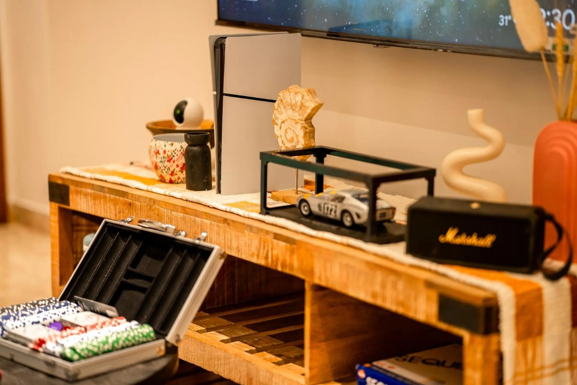 TV and multimedia in LiveAway Gurugram, Golf Course Road by PACK