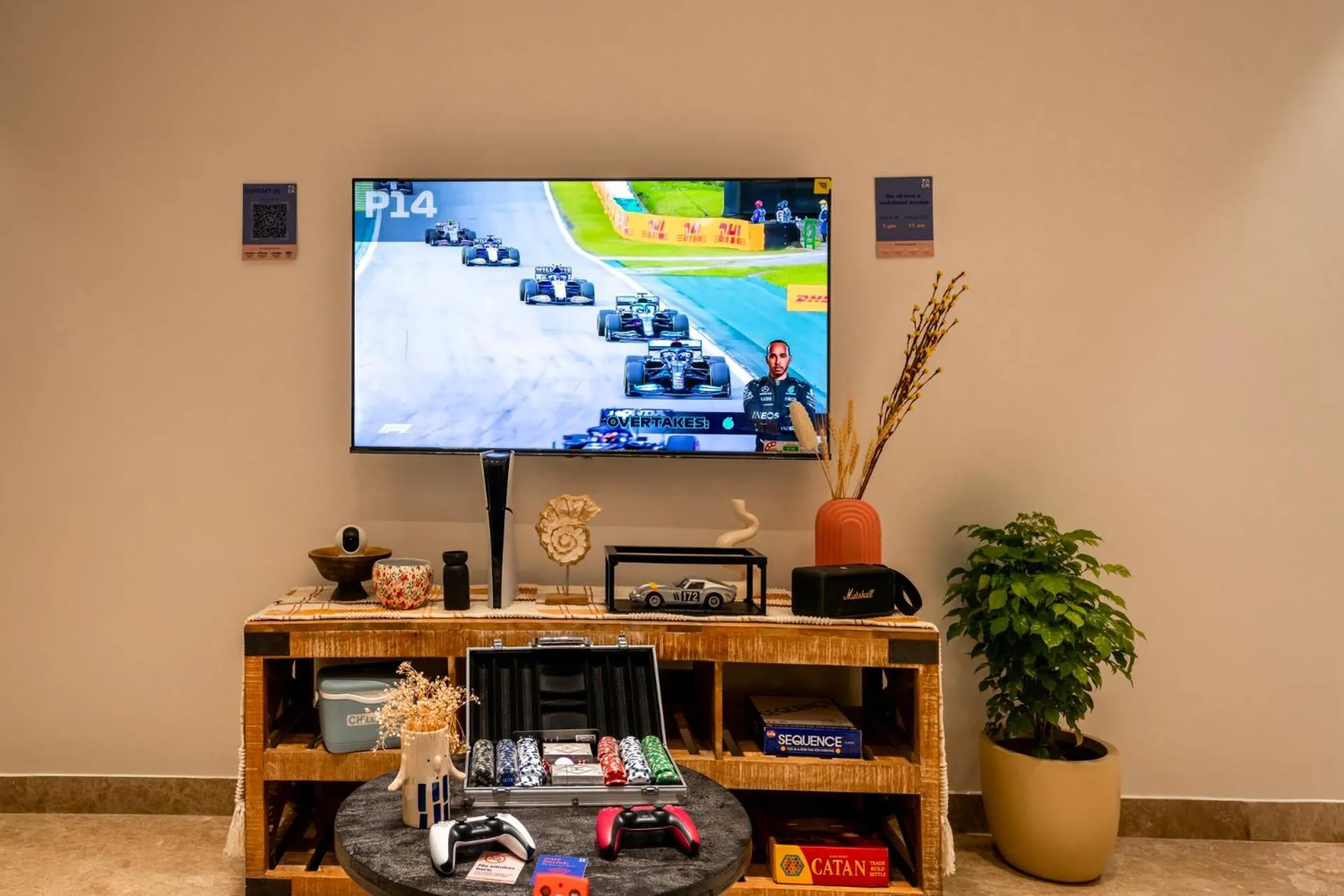 Communal lounge/ TV room in LiveAway Gurugram, Golf Course Road by PACK