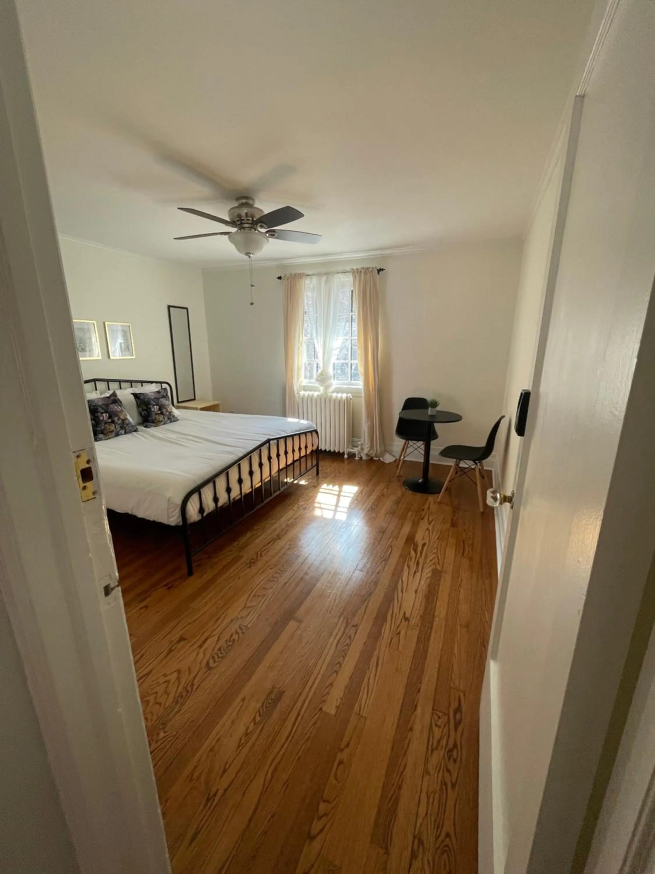 Photo of the whole room, Bed in The Ambassador