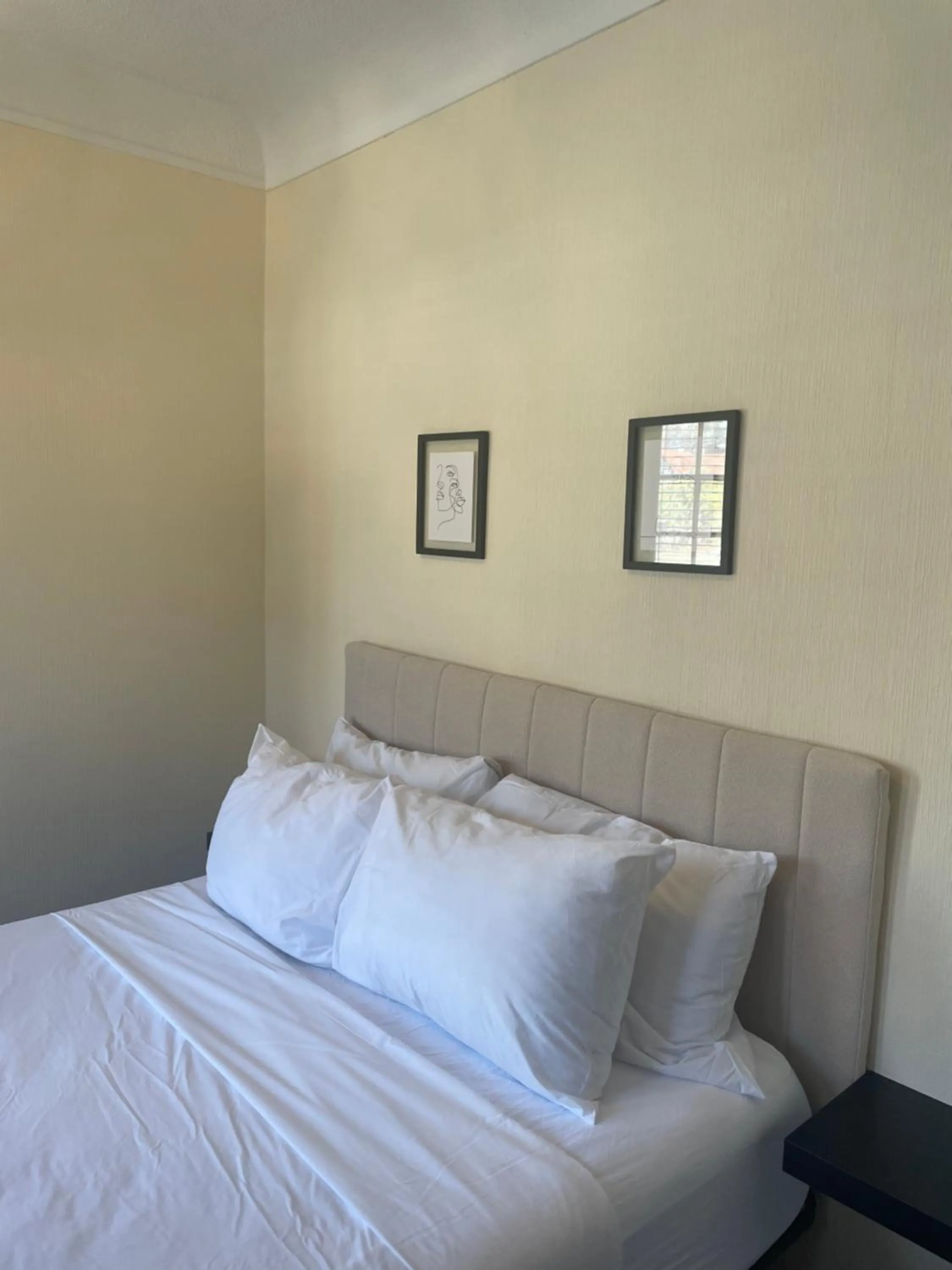 Bedroom, Bed in The Ambassador