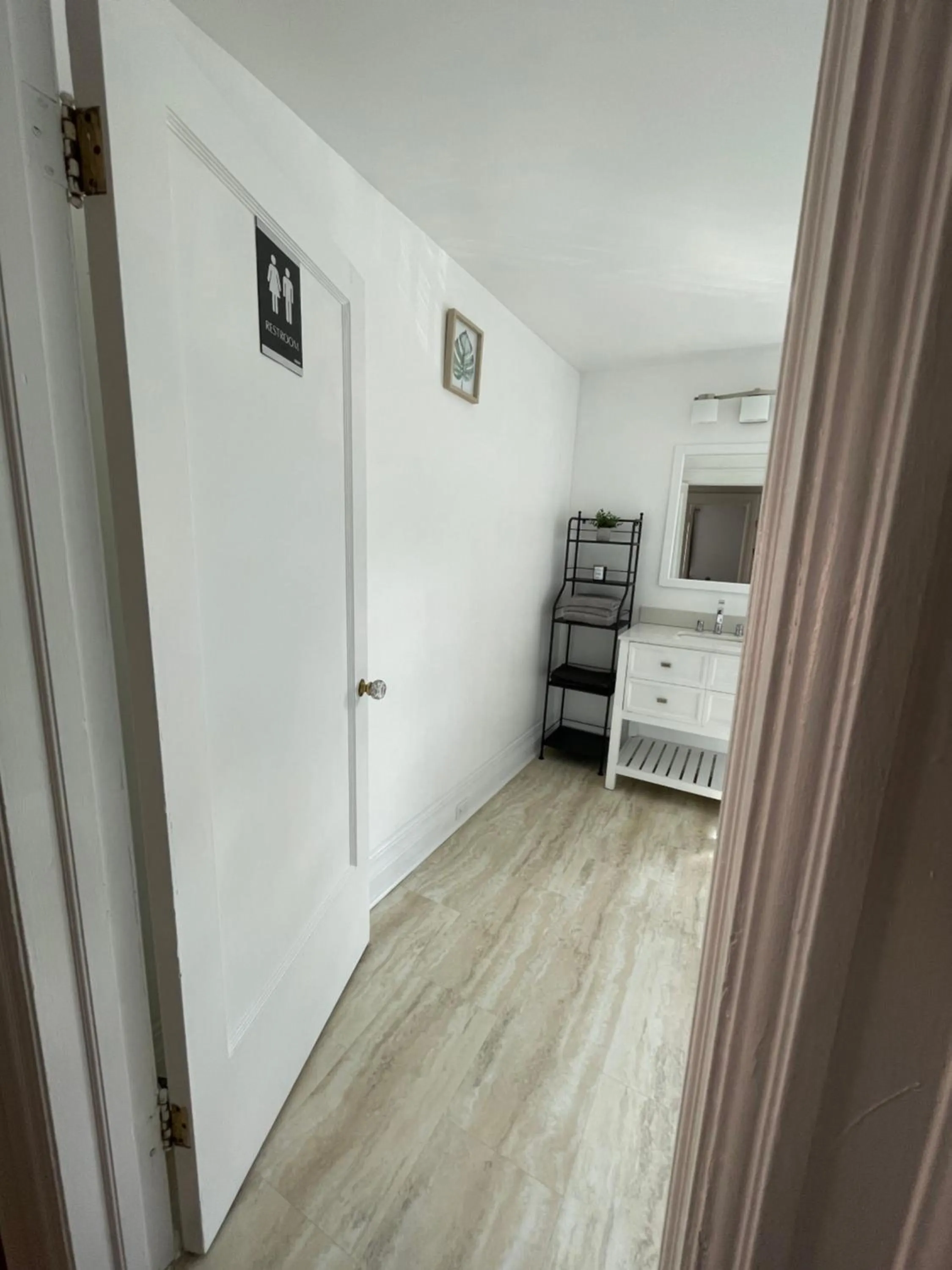 Bathroom, Bed in The Ambassador