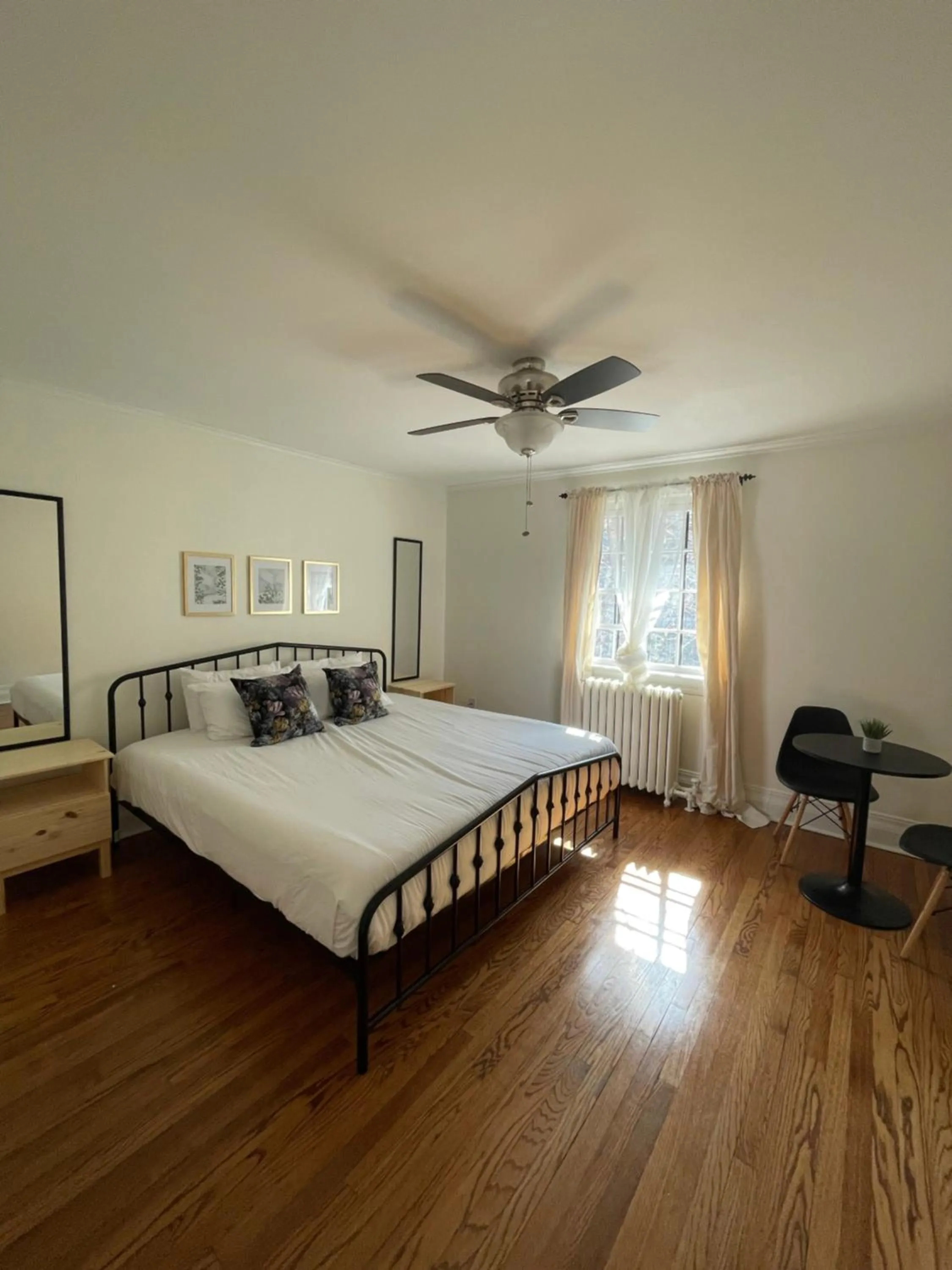 Photo of the whole room, Bed in The Ambassador