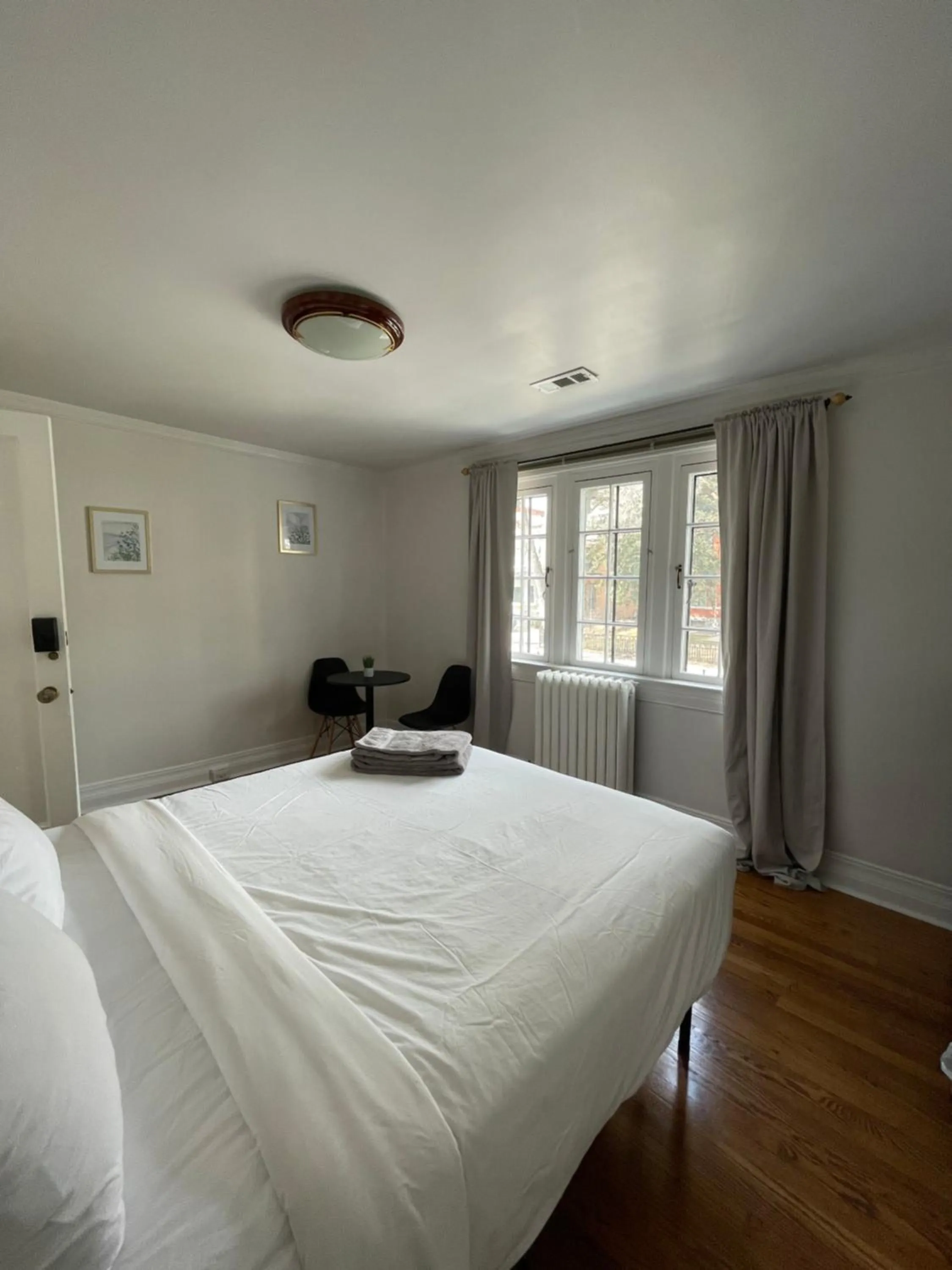 Photo of the whole room, Bed in The Ambassador