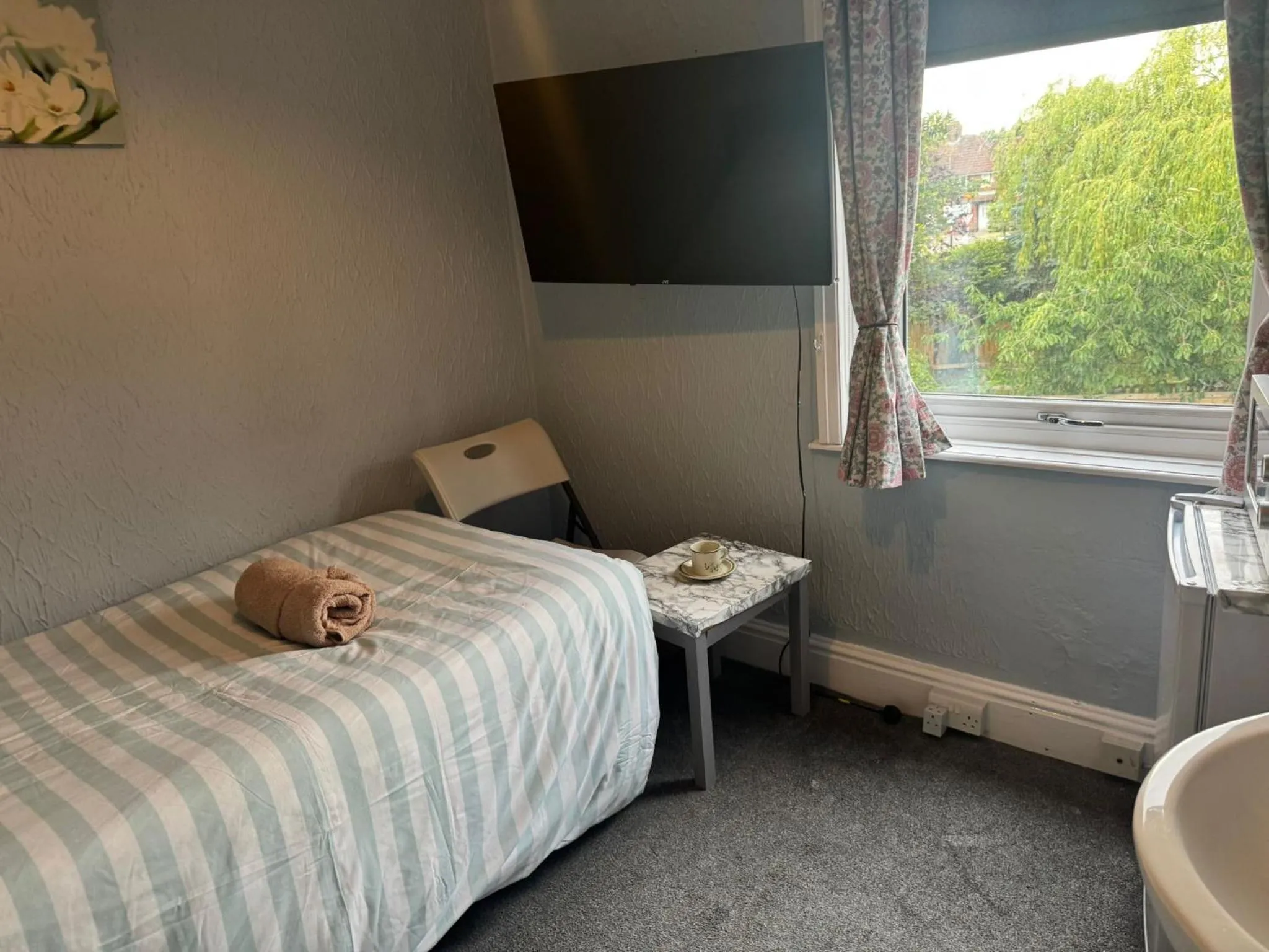 Bed in Woodville Lodge Leeds by OYO