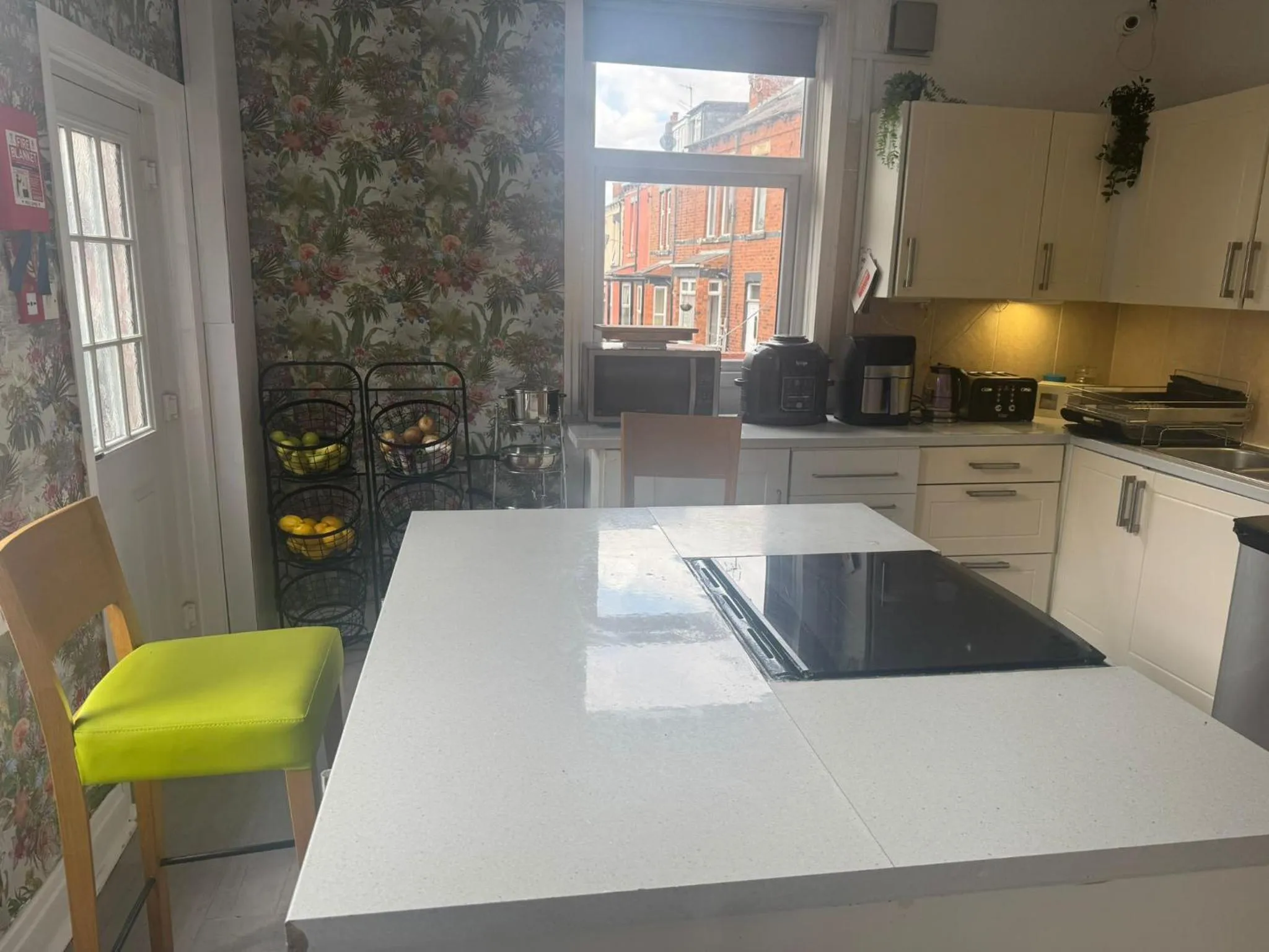 Communal lounge/ TV room in Woodville Lodge Leeds by OYO