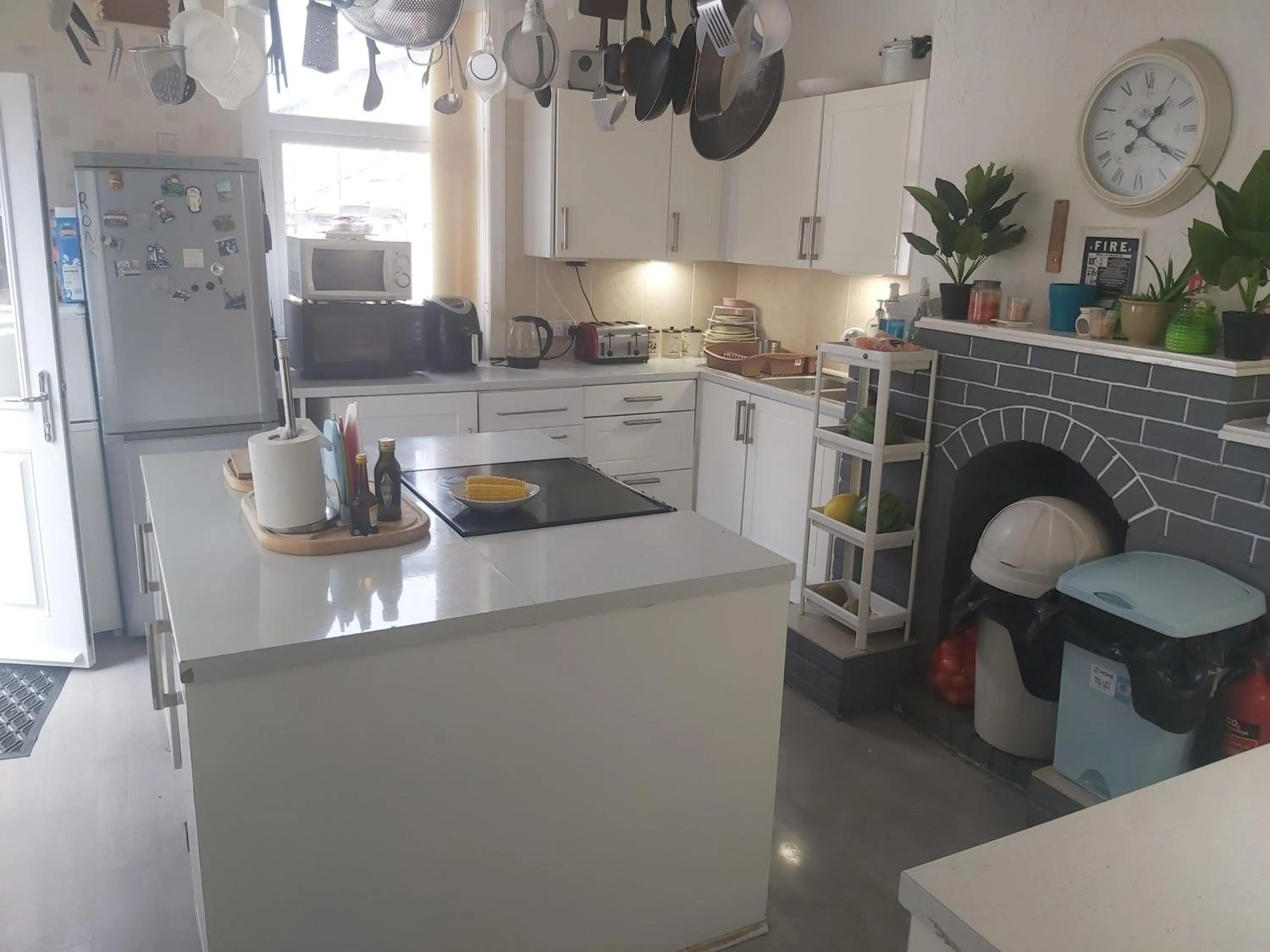 Kitchen or kitchenette in Woodville Lodge Leeds by OYO