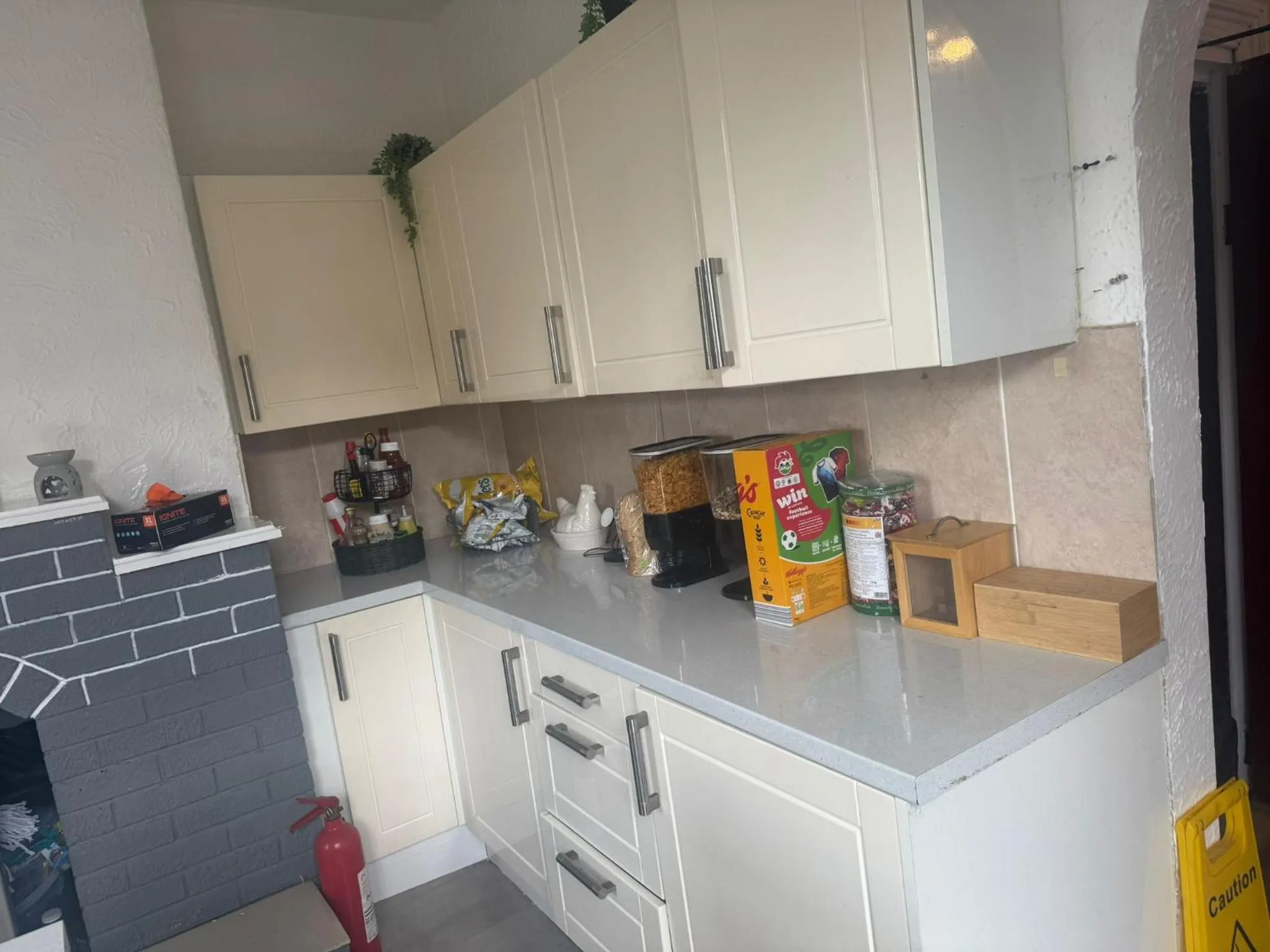 Coffee/tea facilities in Woodville Lodge Leeds by OYO