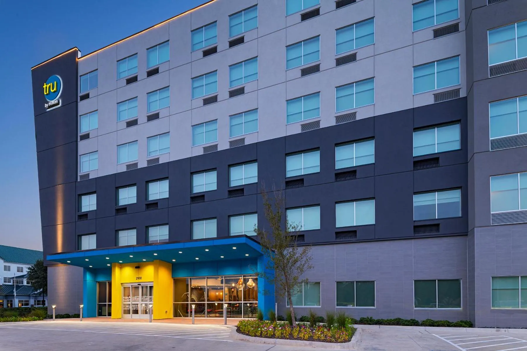 Property building in Tru By Hilton Irving Dfw South