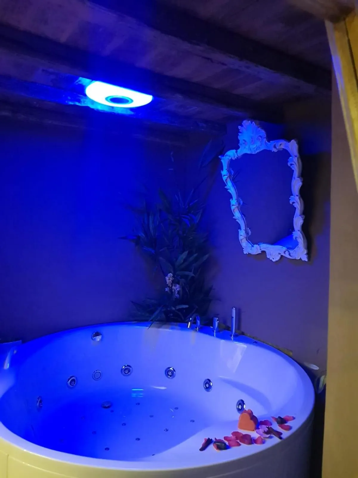 Hot Tub in Nerva Accommodation Cavour