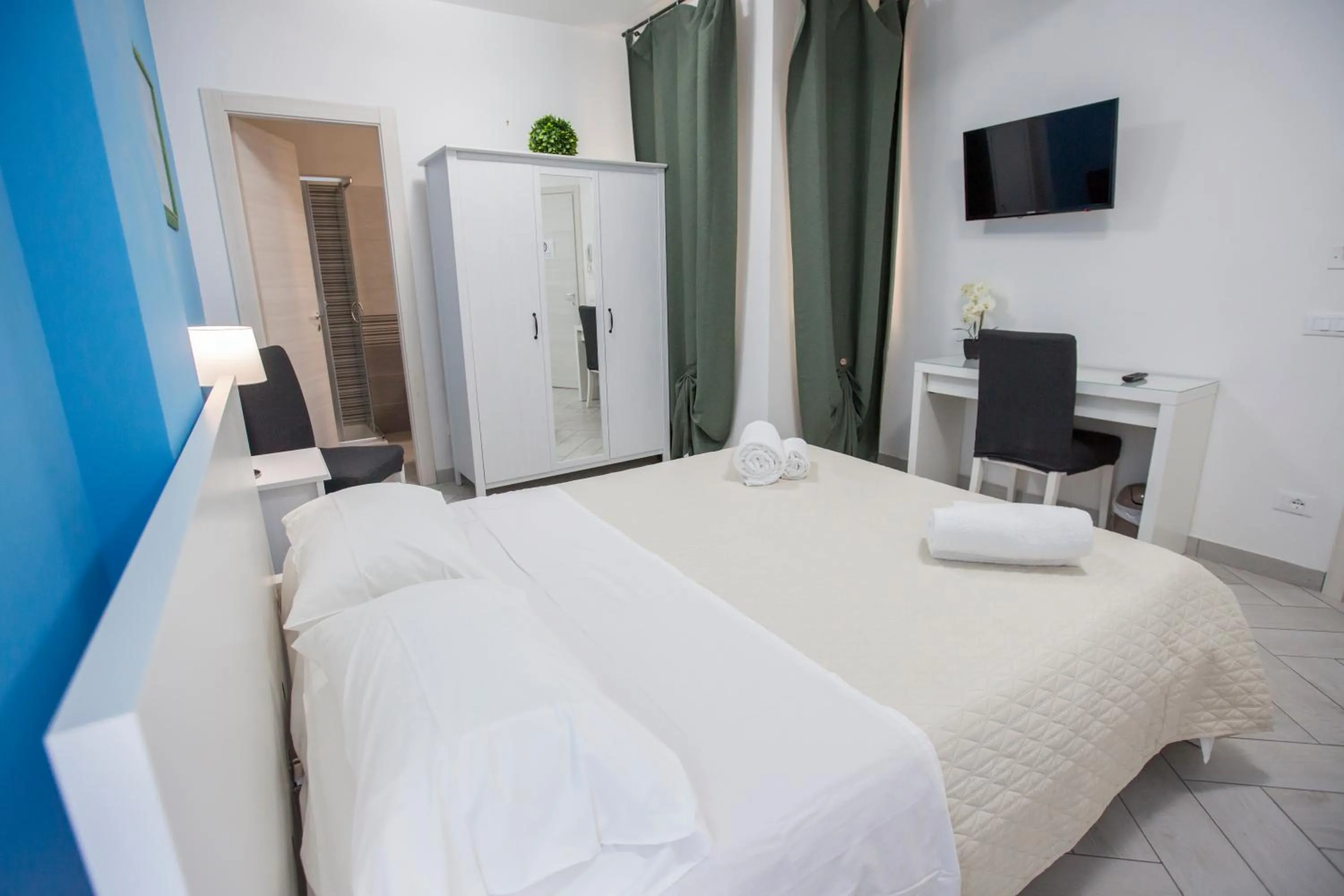 Toilet, Bed in Belvedere Rent Rooms