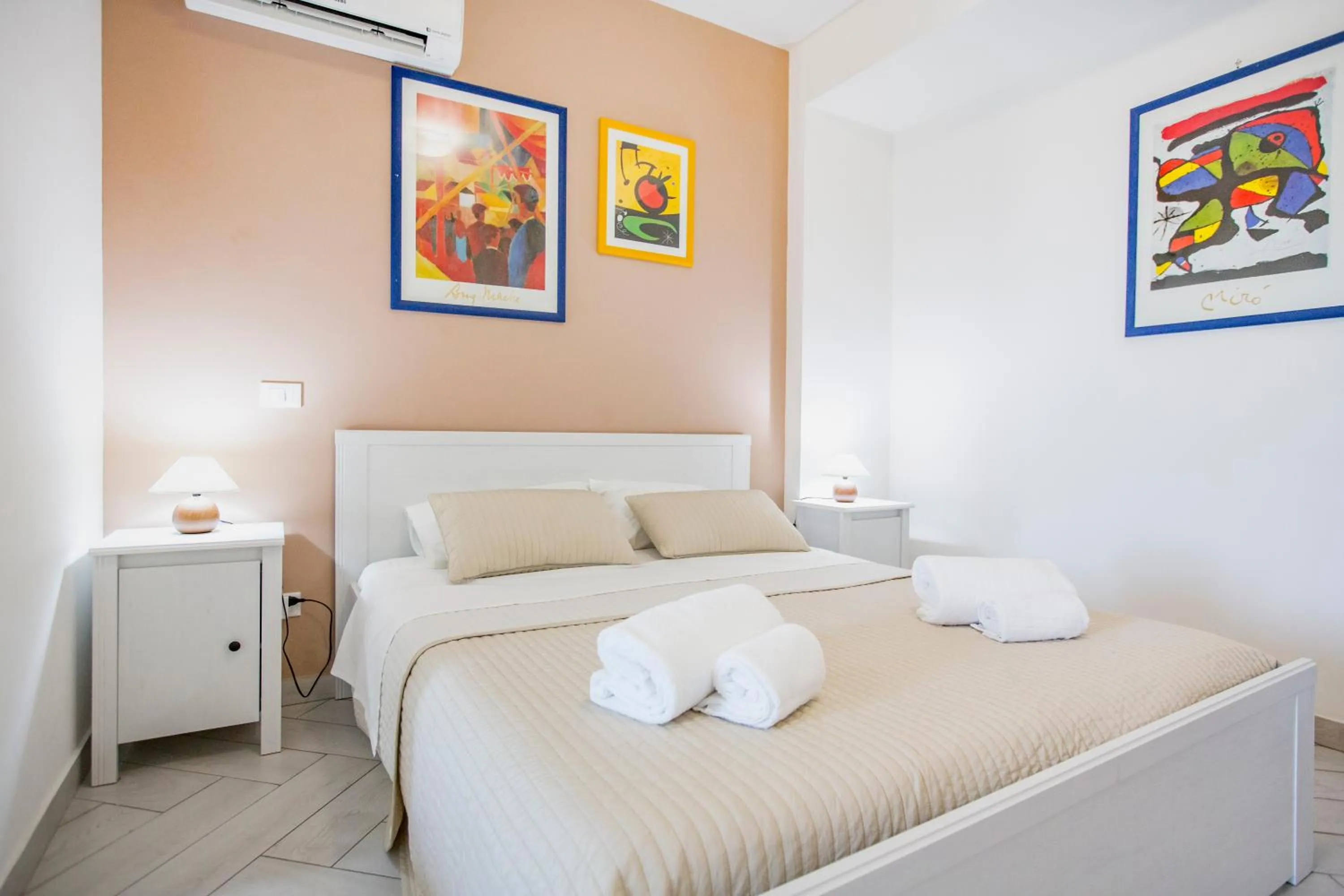 Bed in Belvedere Rent Rooms