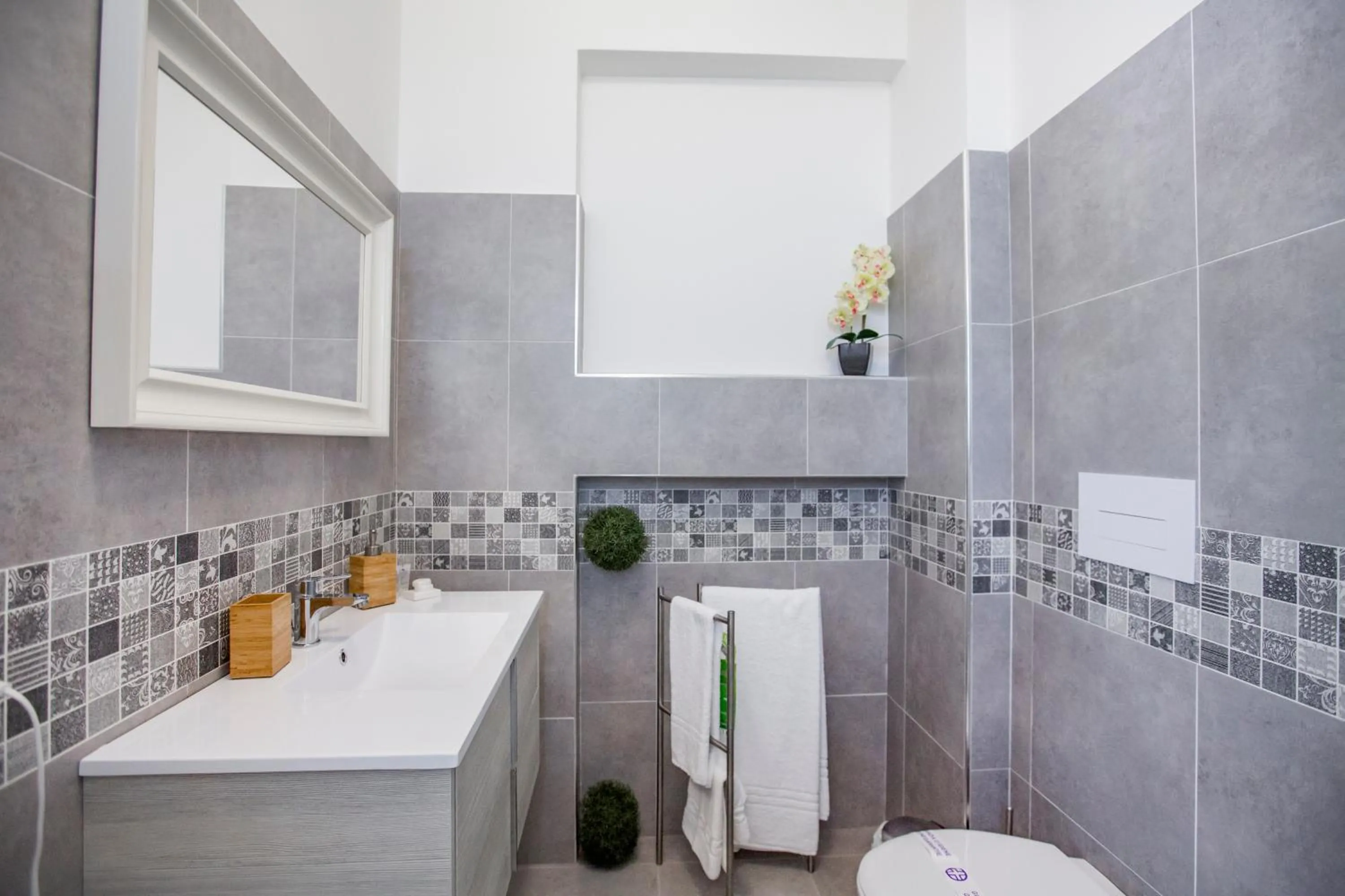 Shower in Belvedere Rent Rooms