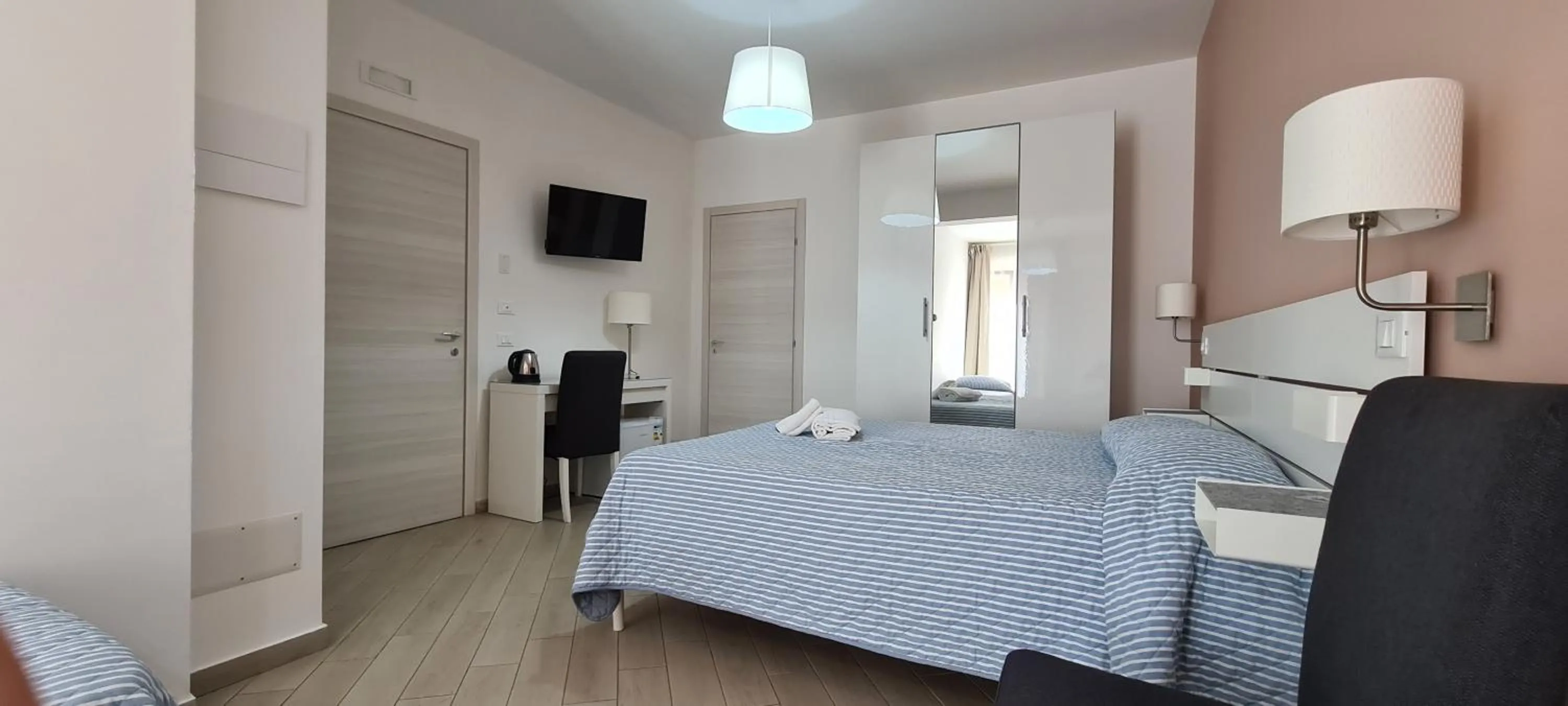 TV and multimedia, Bed in Belvedere Rent Rooms