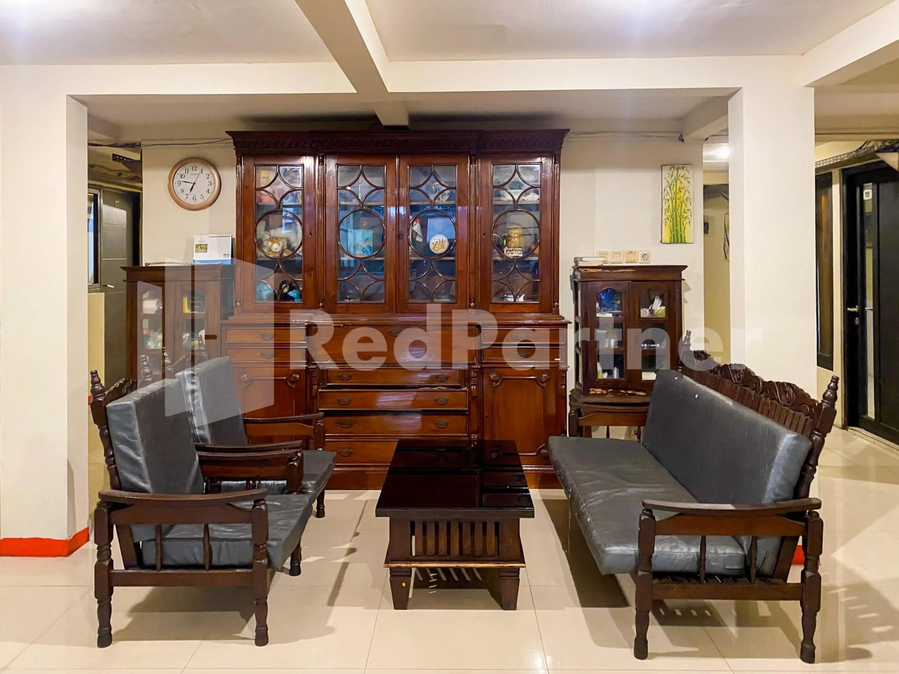Seating area in Audah Guesthouse Syariah RedPartner