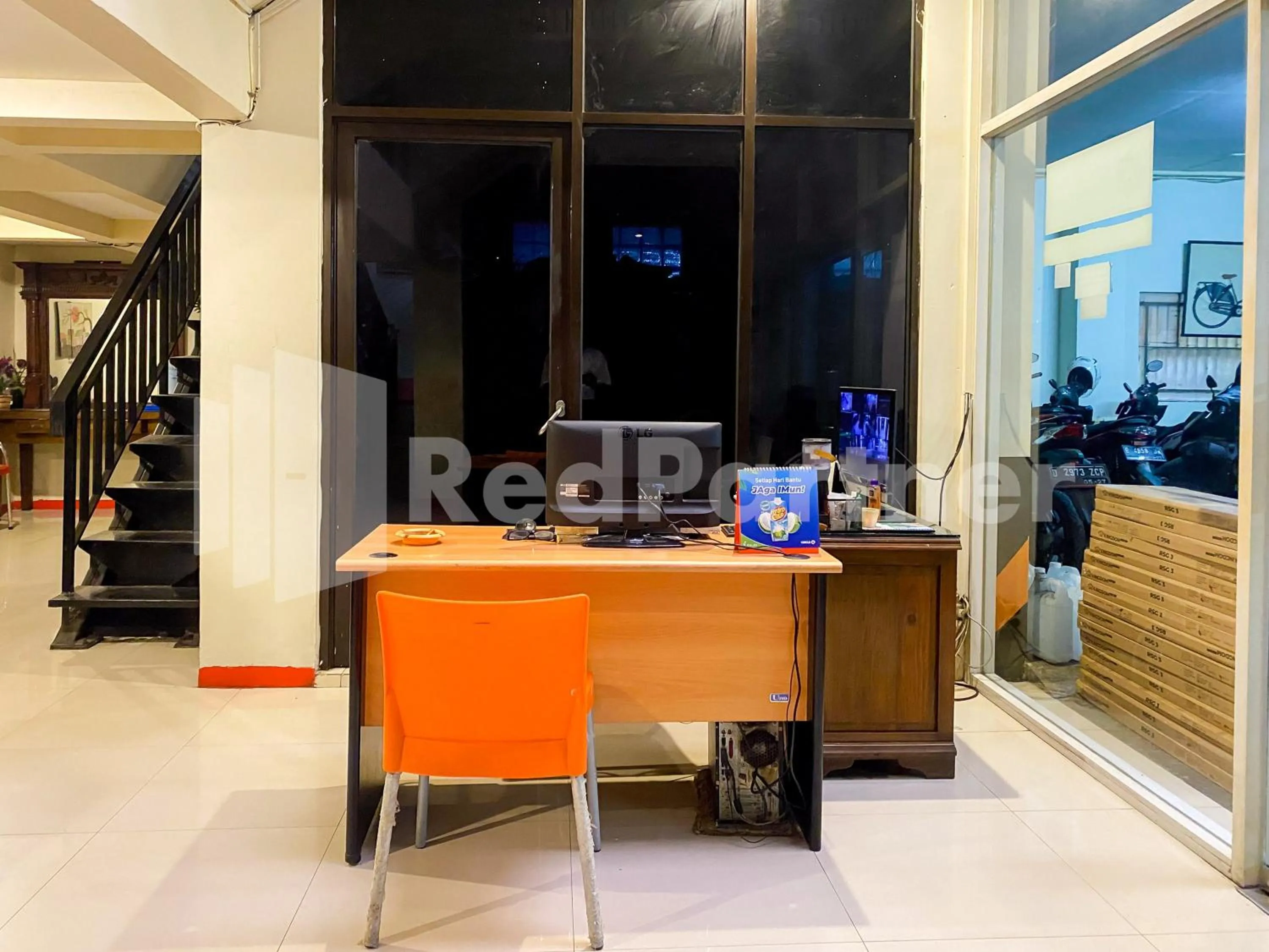 Lobby or reception in Audah Guesthouse Syariah RedPartner