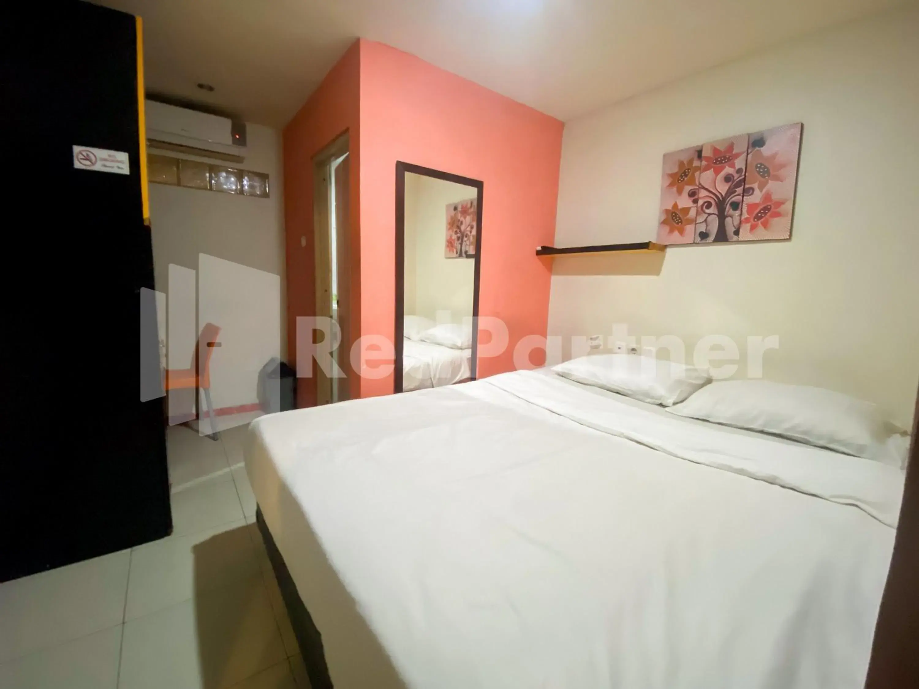 Deluxe Double Room in Audah Guesthouse Syariah RedPartner Deluxe Double Room in Audah Guesthouse Syariah RedPartner