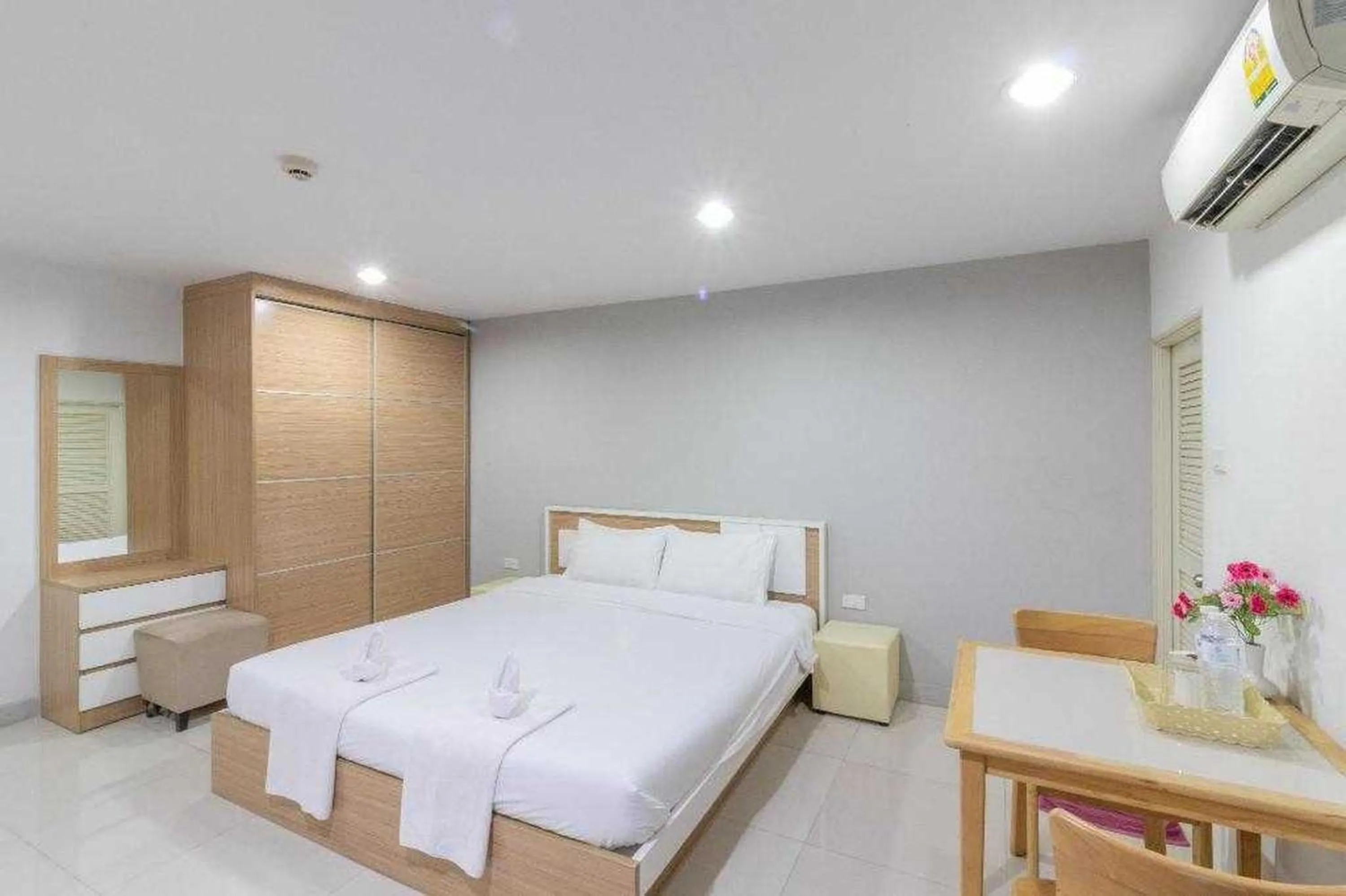 Photo of the whole room, Bed in Townhouse Siam Privi Hotel