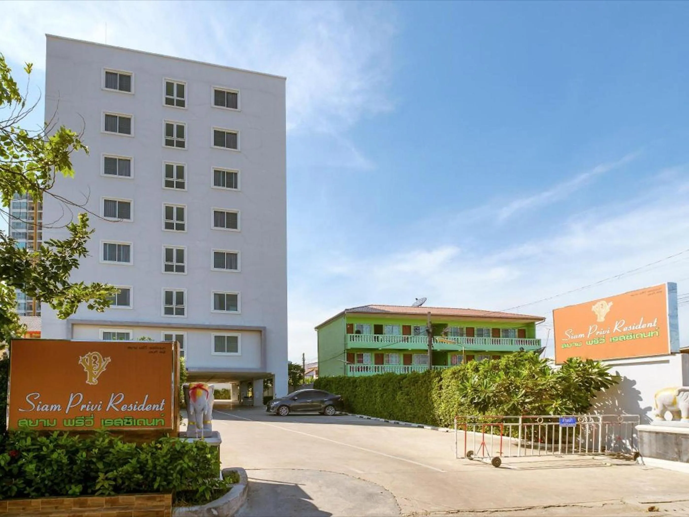 Property building in Townhouse Siam Privi Hotel