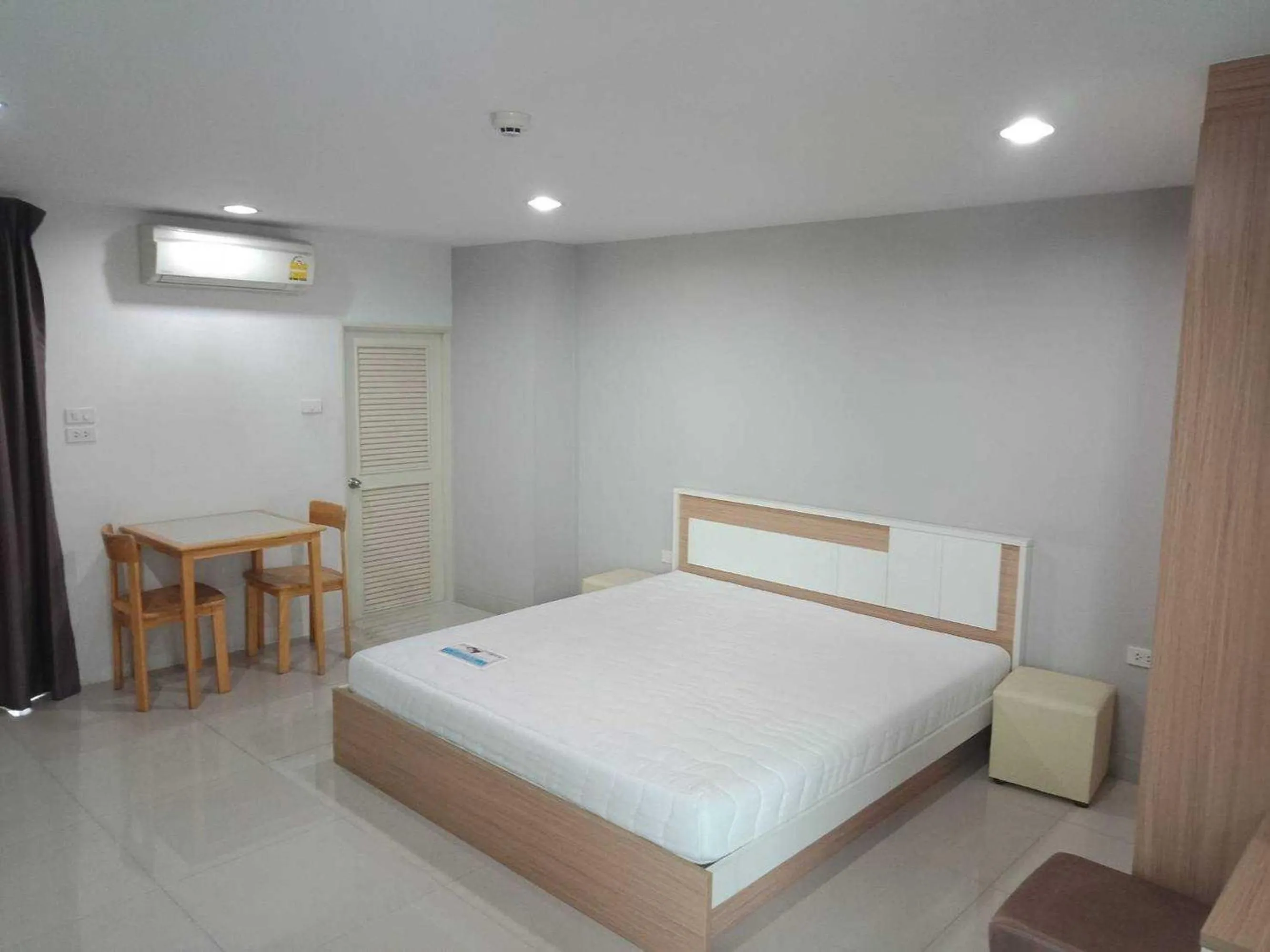 Photo of the whole room, Bed in Townhouse Siam Privi Hotel