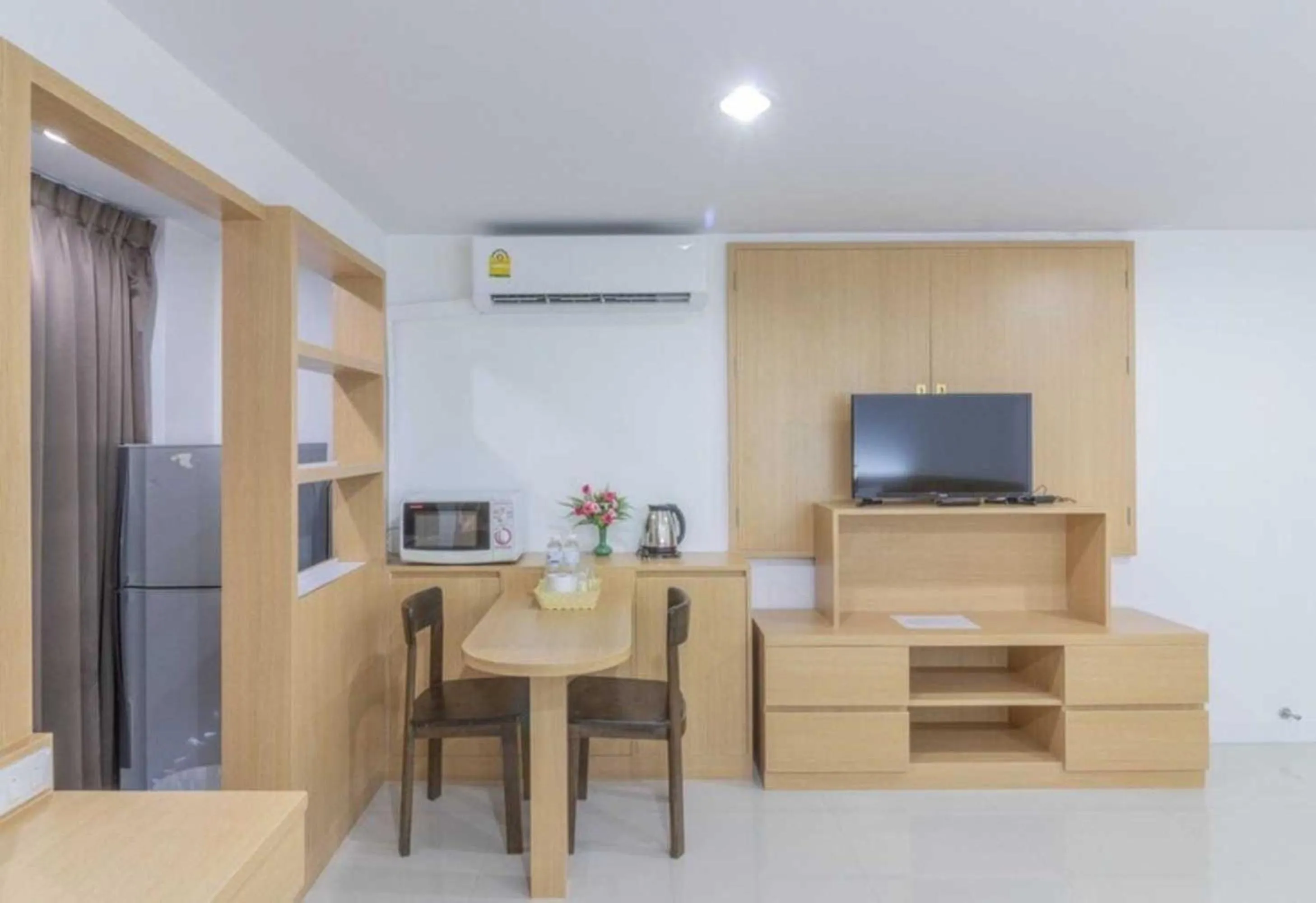 Photo of the whole room in Townhouse Siam Privi Hotel